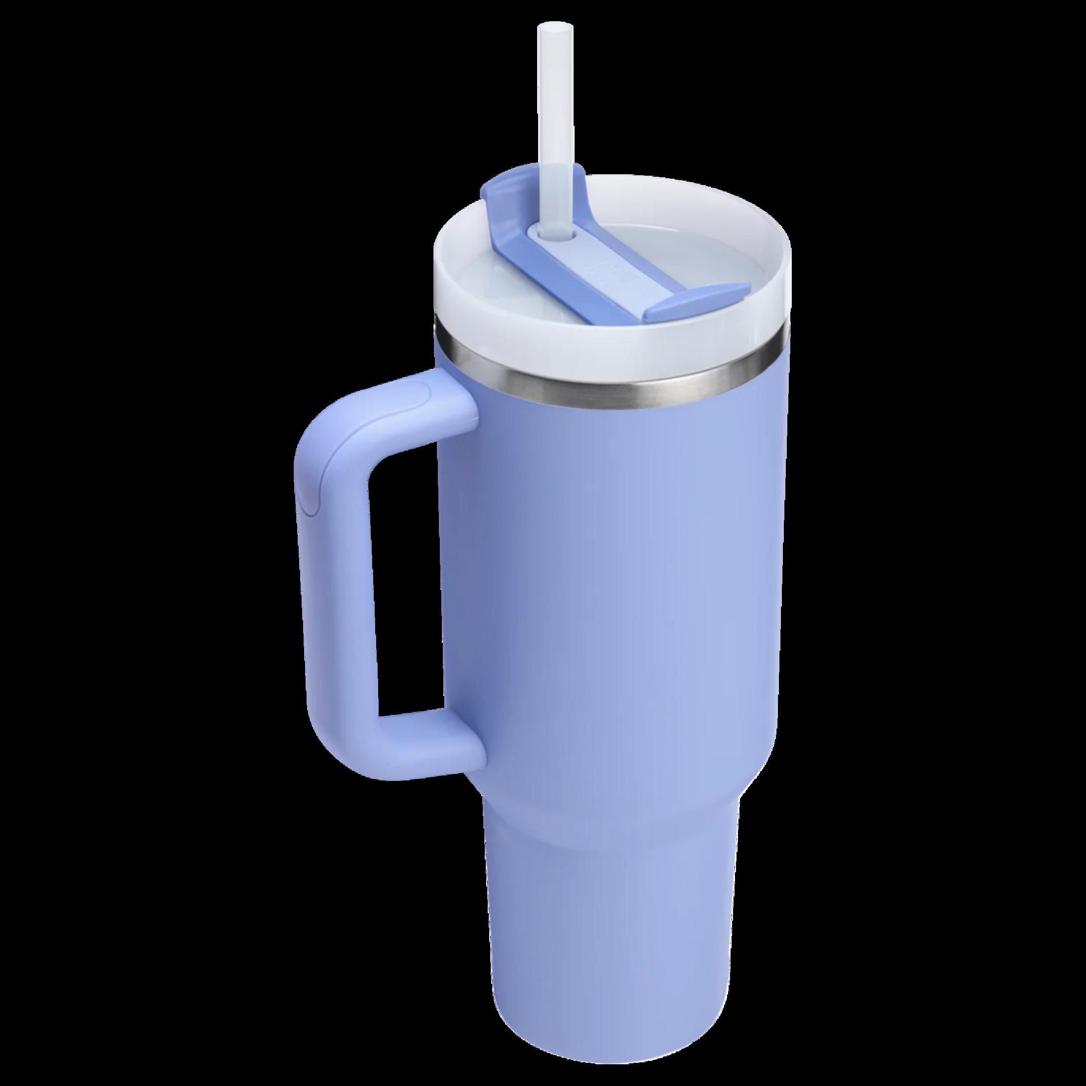 Siyah arka plan üzerinde kulplu ve pipetli lavanta rengi bardak.
