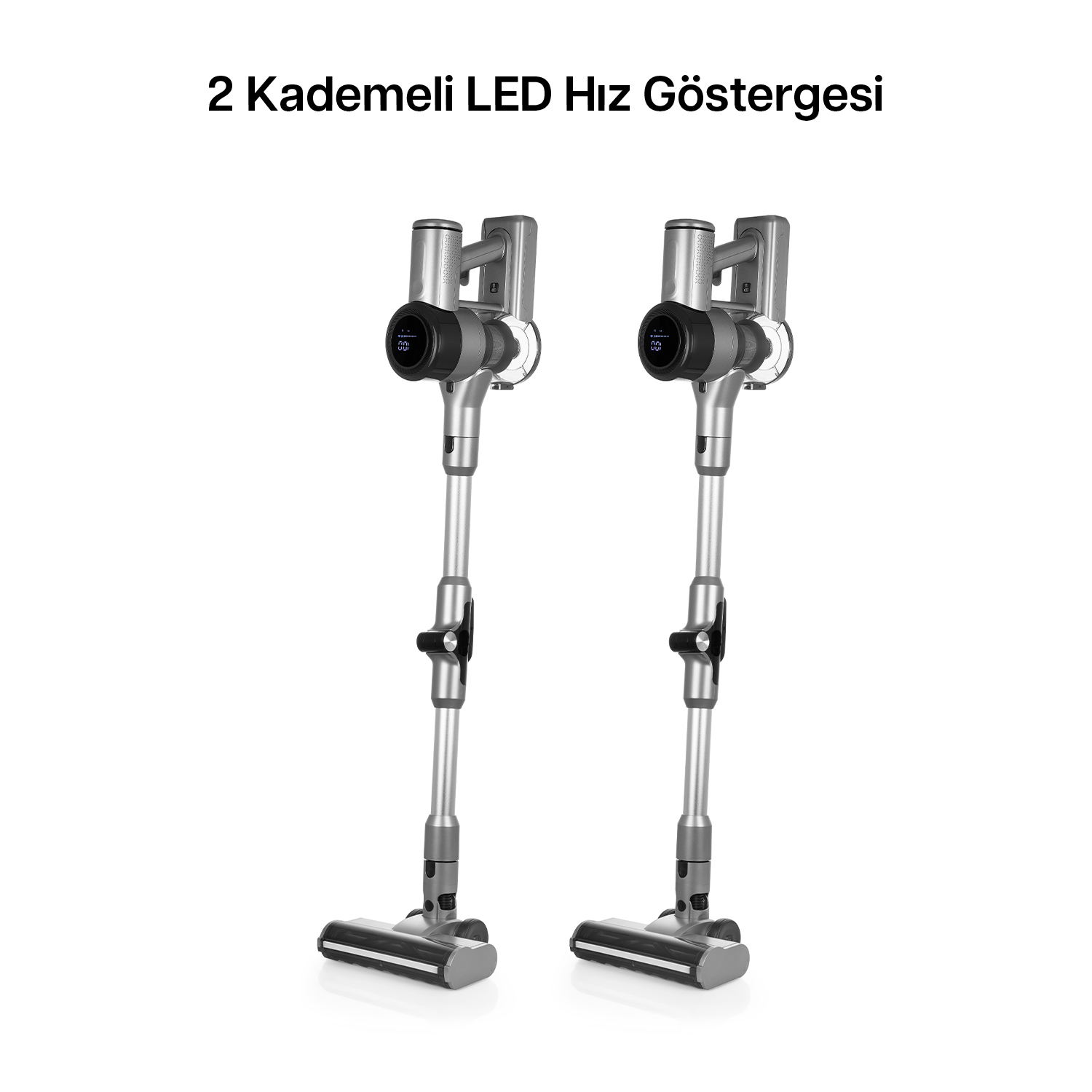 LED göstergeli iki gümüş rengi dikey süpürge beyaz zeminde yan yana duruyor.