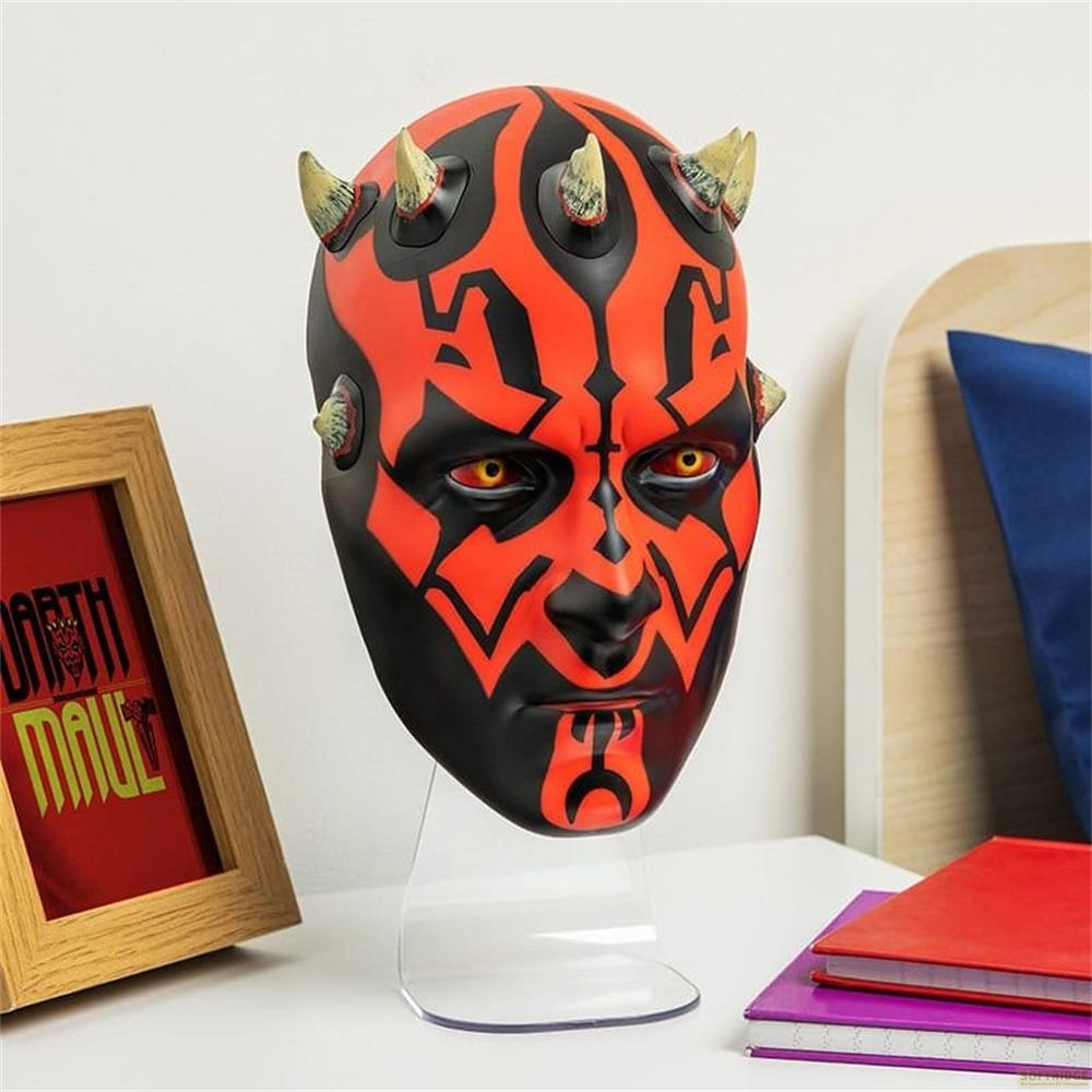 Una máscara de Darth Maul con patrones rojos y negros, en un soporte.