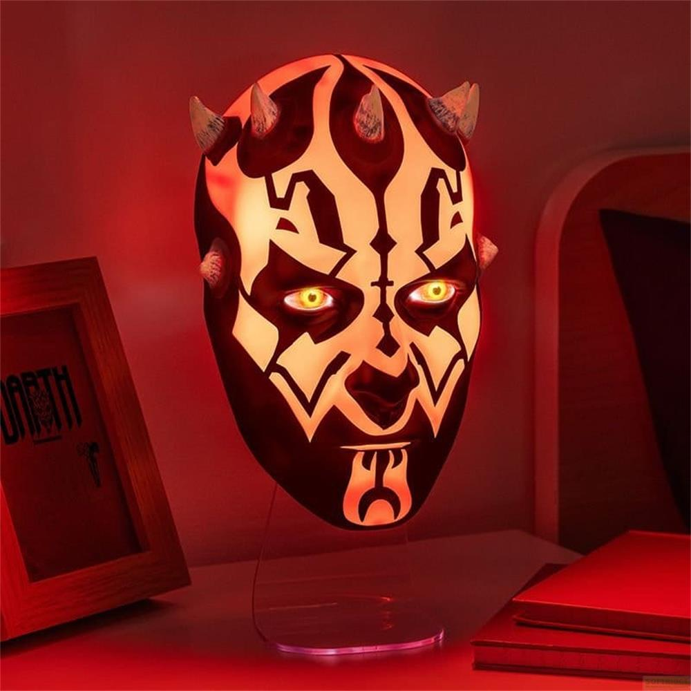Una máscara brillante de Darth Maul con ojos amarillos y cuernos sobre una base.