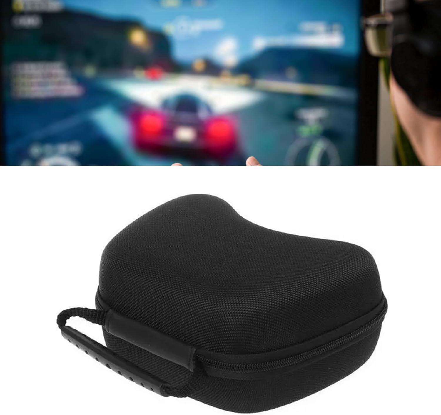 Schwarze Tasche mit Reißverschluss und Tragegriff, mit spielendem Rennwagen im Hintergrund.