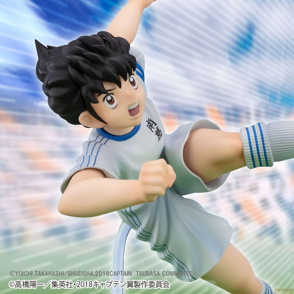 Eine Anime-Figur eines Fußballspielers in Aktion, mit schwarzem Haar und weißem Trikot.