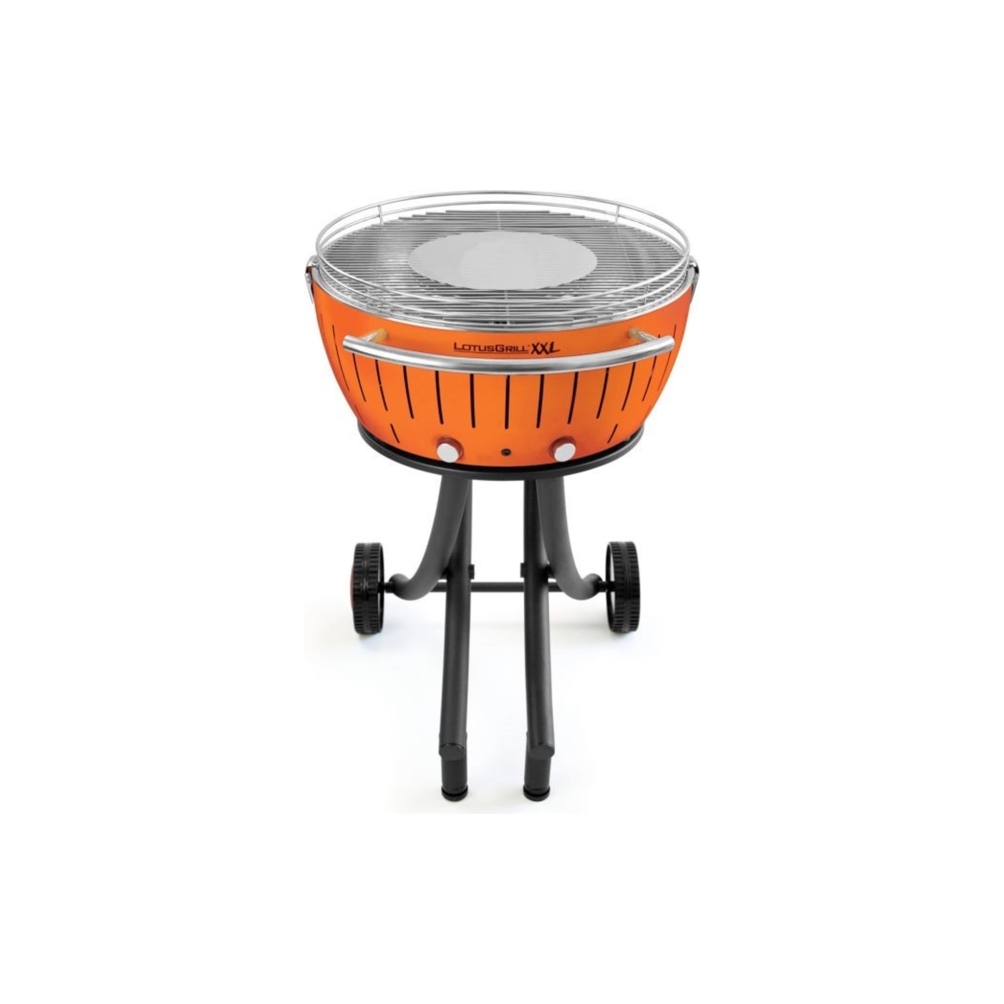 Ein orangefarbener Lotus Grill XXL mit silbernen Griffen auf schwarzem Ständer mit Rädern.