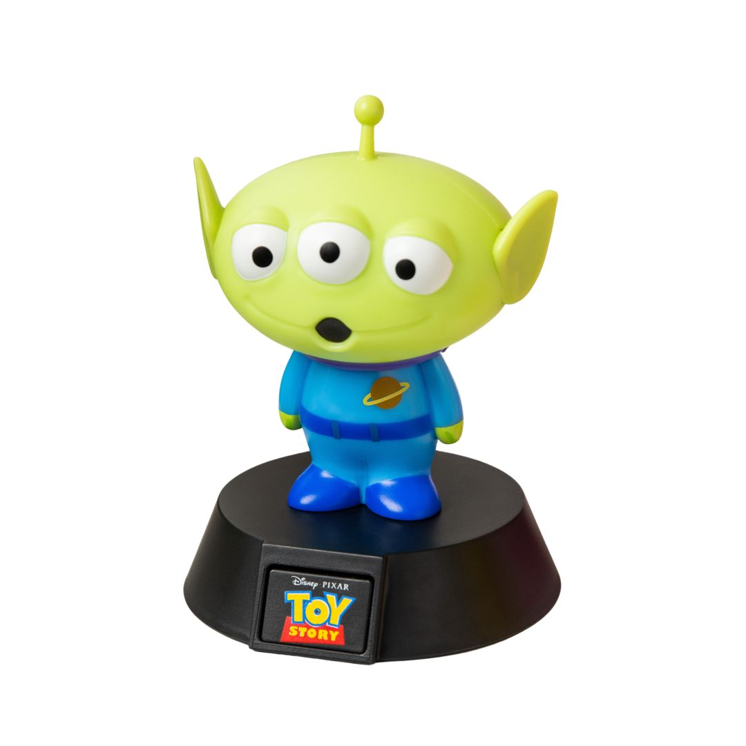 Zielona figurka kosmity z Toy Story stoi na czarnej podstawie z logo Toy Story.