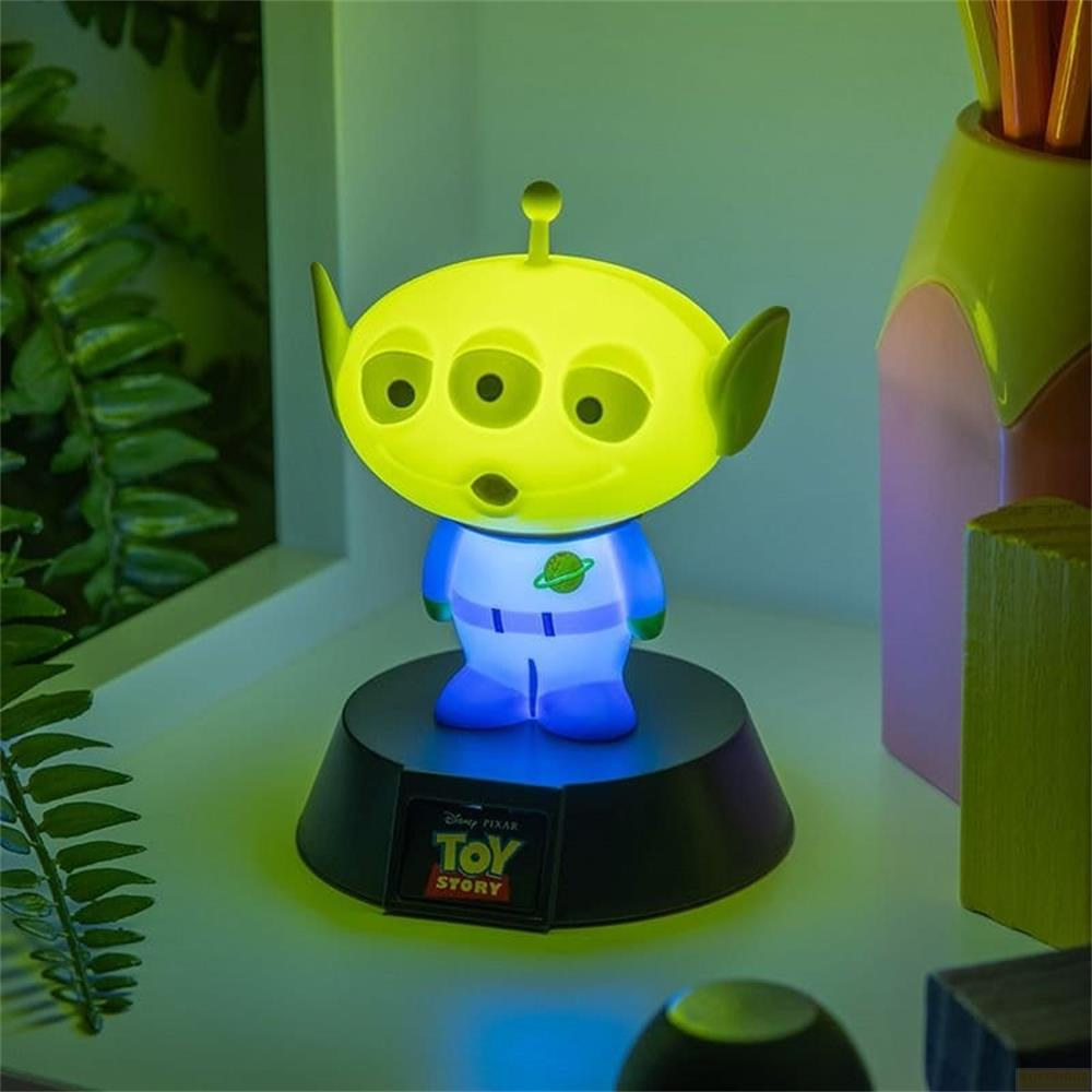 Świecąca lampka kosmity z Toy Story stoi na czarnej podstawie z logo Toy Story.