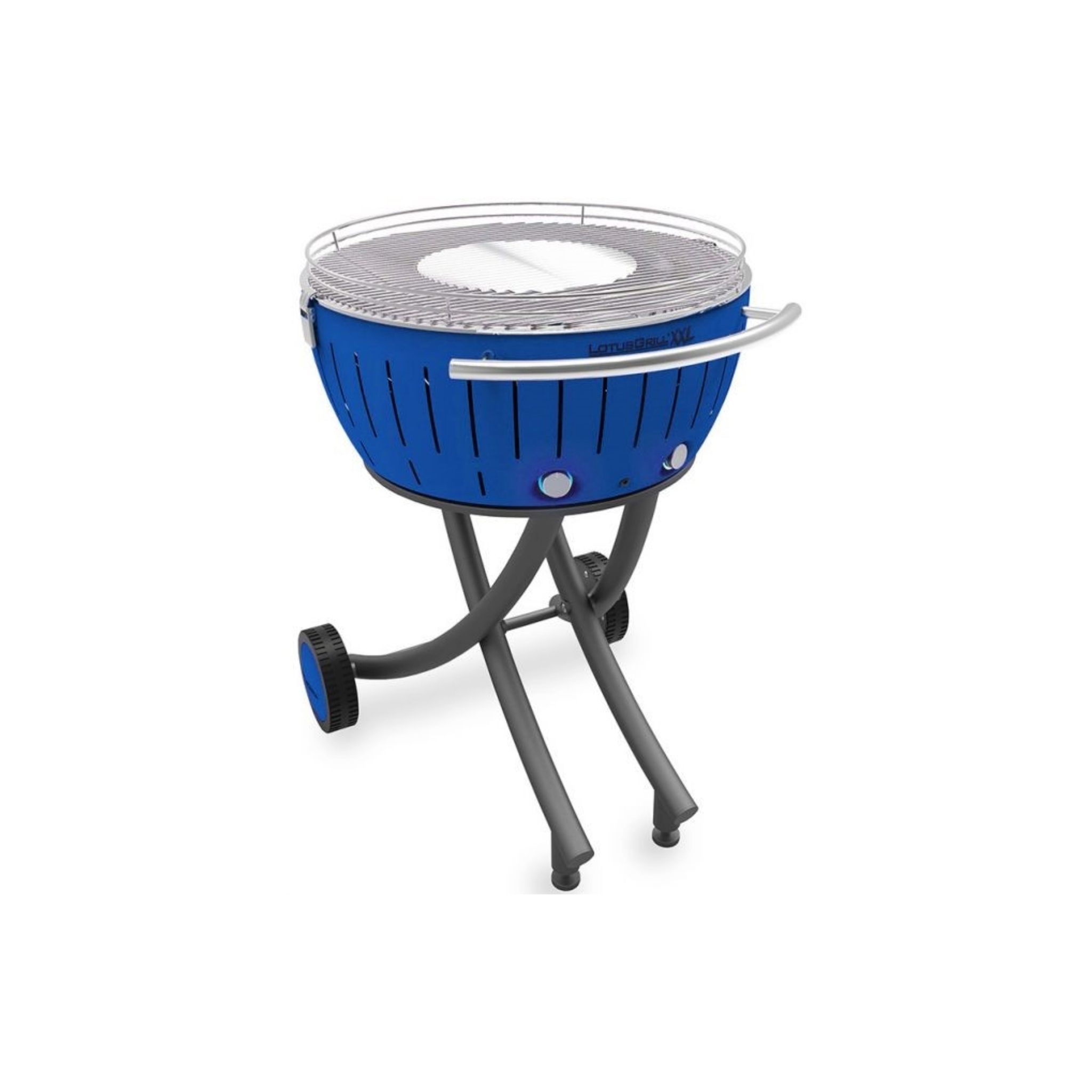 Ein blauer Lotus Grill XXL mit silbernem Griff und Rädern auf weißem Hintergrund.