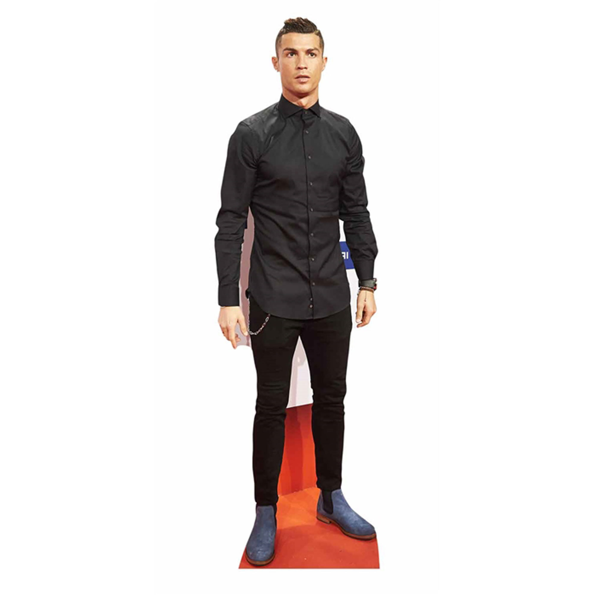 Ein Mann in einem schwarzen Hemd und schwarzen Hosen trägt blaue Stiefel auf einem roten Teppich.