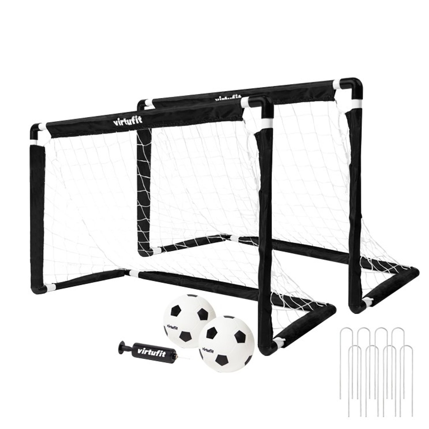 Zwei Fußballtore mit zwei Bällen, einer Pumpe und Heringen.