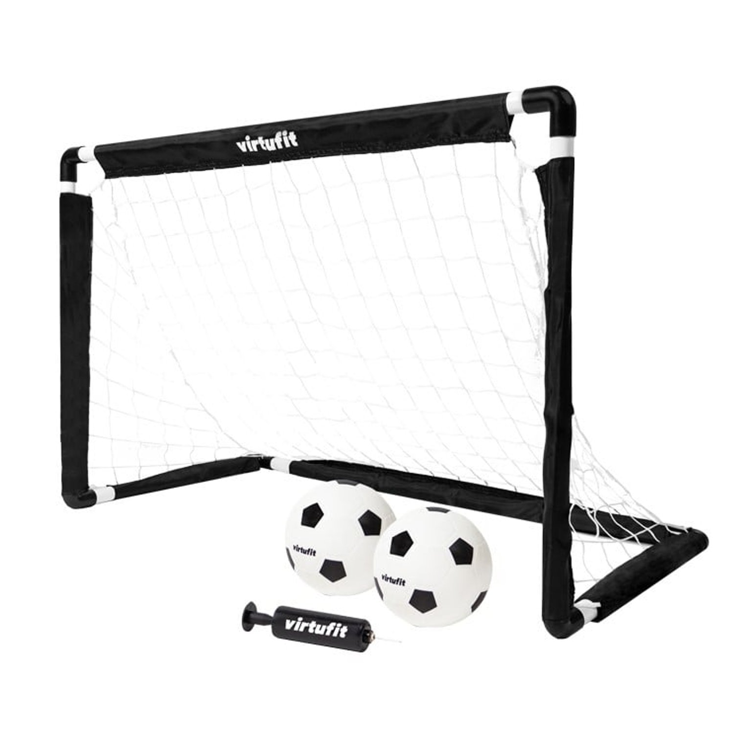 Ein Fußballtor mit zwei Bällen und einer Pumpe auf weißem Hintergrund.