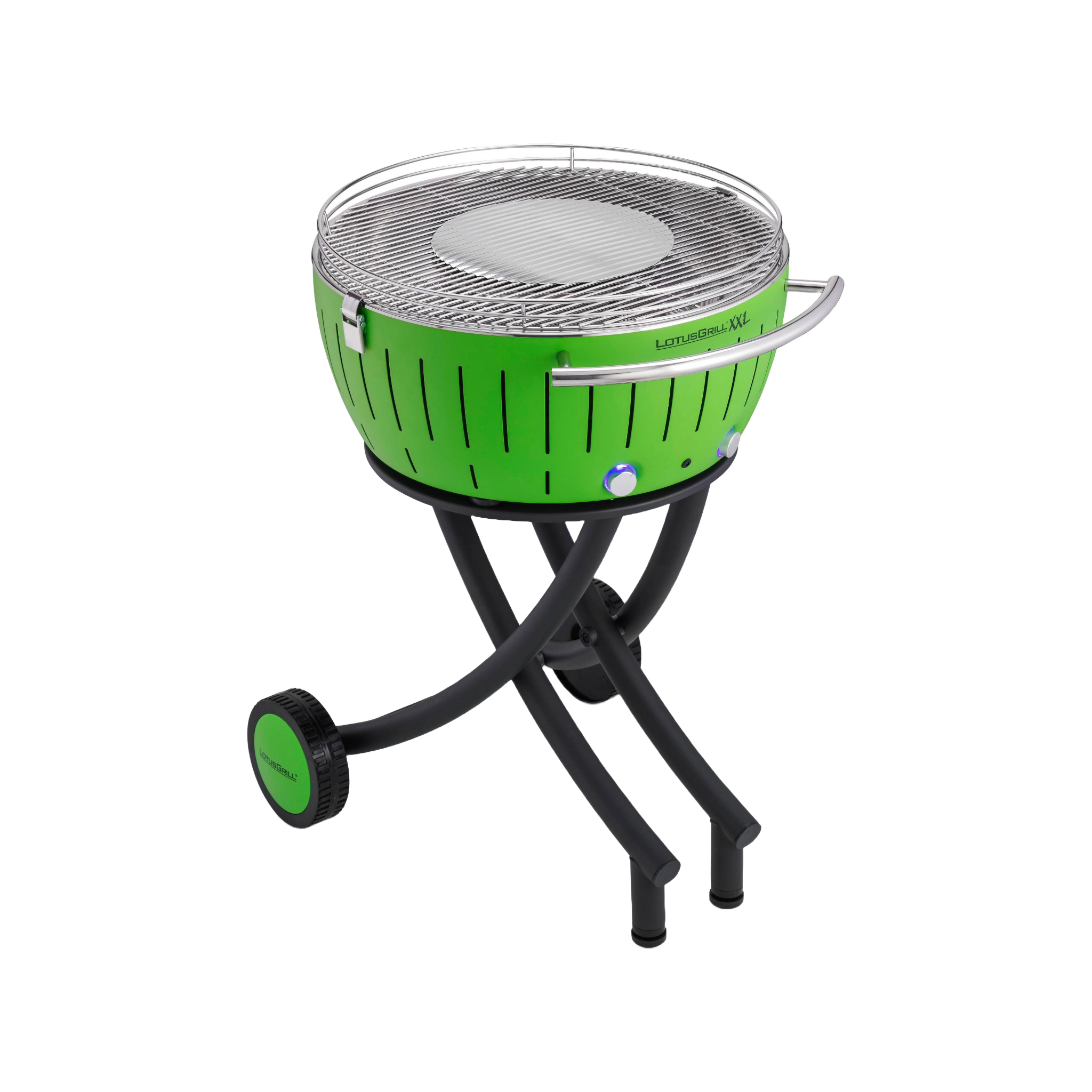 Ein grüner Lotusgrill XXL mit Chromgriffen und schwarzem Untergestell mit Rädern.