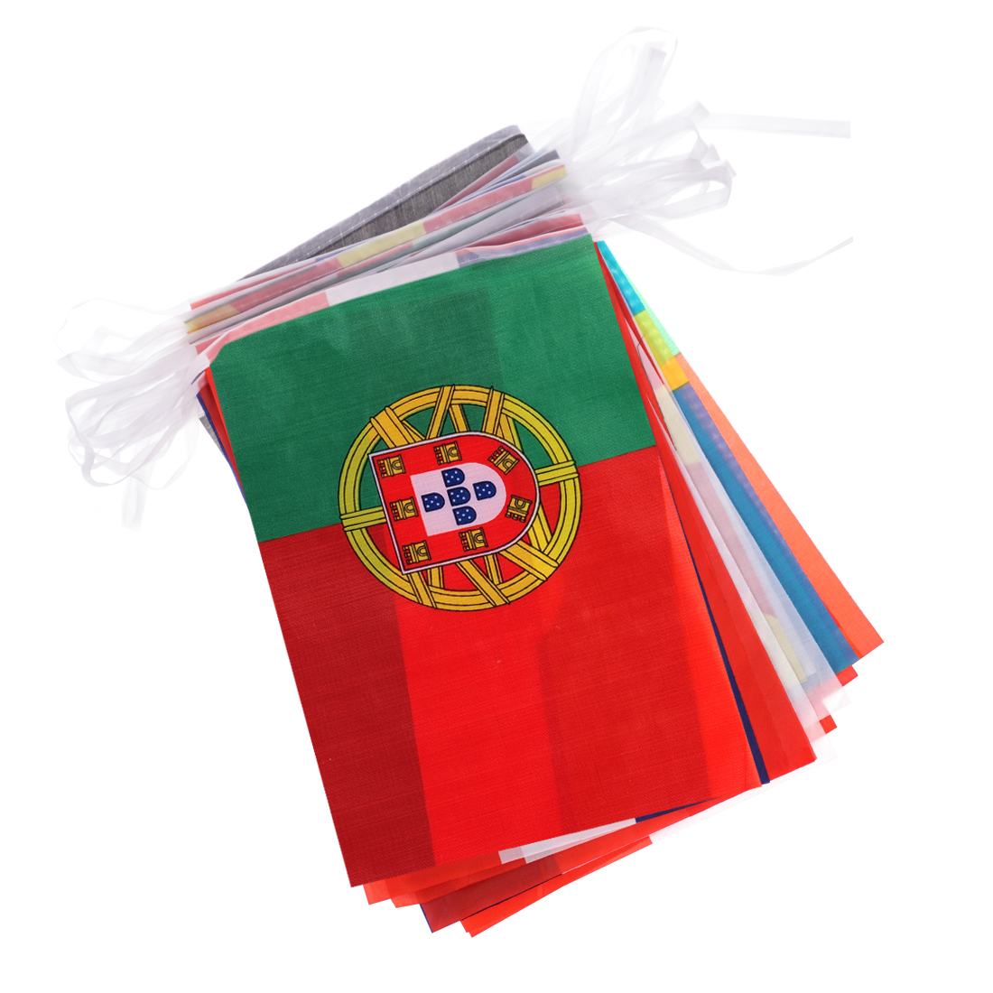 Eine Schnur mit portugiesischen Flaggen, die auf weißem Hintergrund aufgereiht sind.
