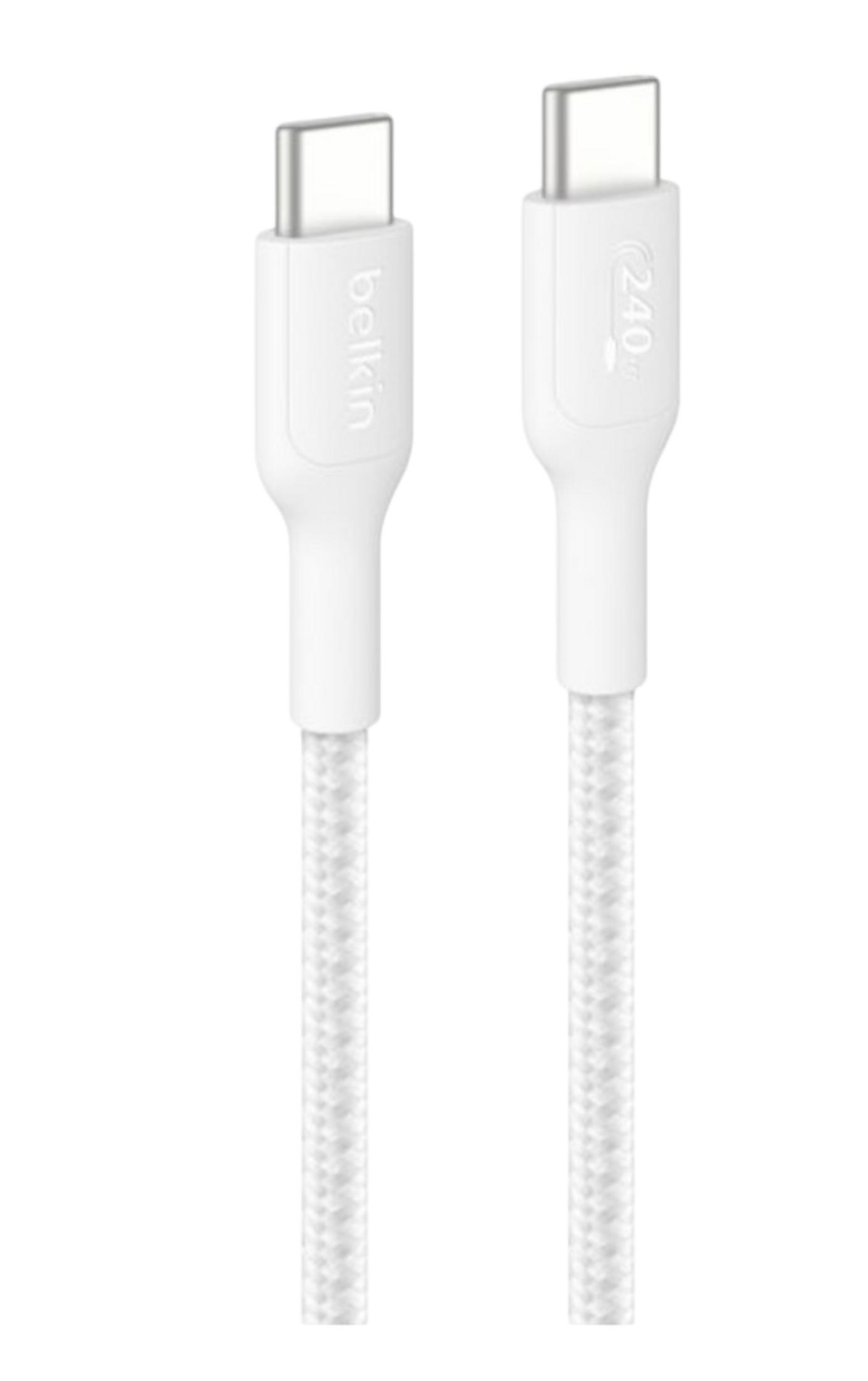 Due cavi USB-C bianchi uno accanto all'altro su sfondo bianco.