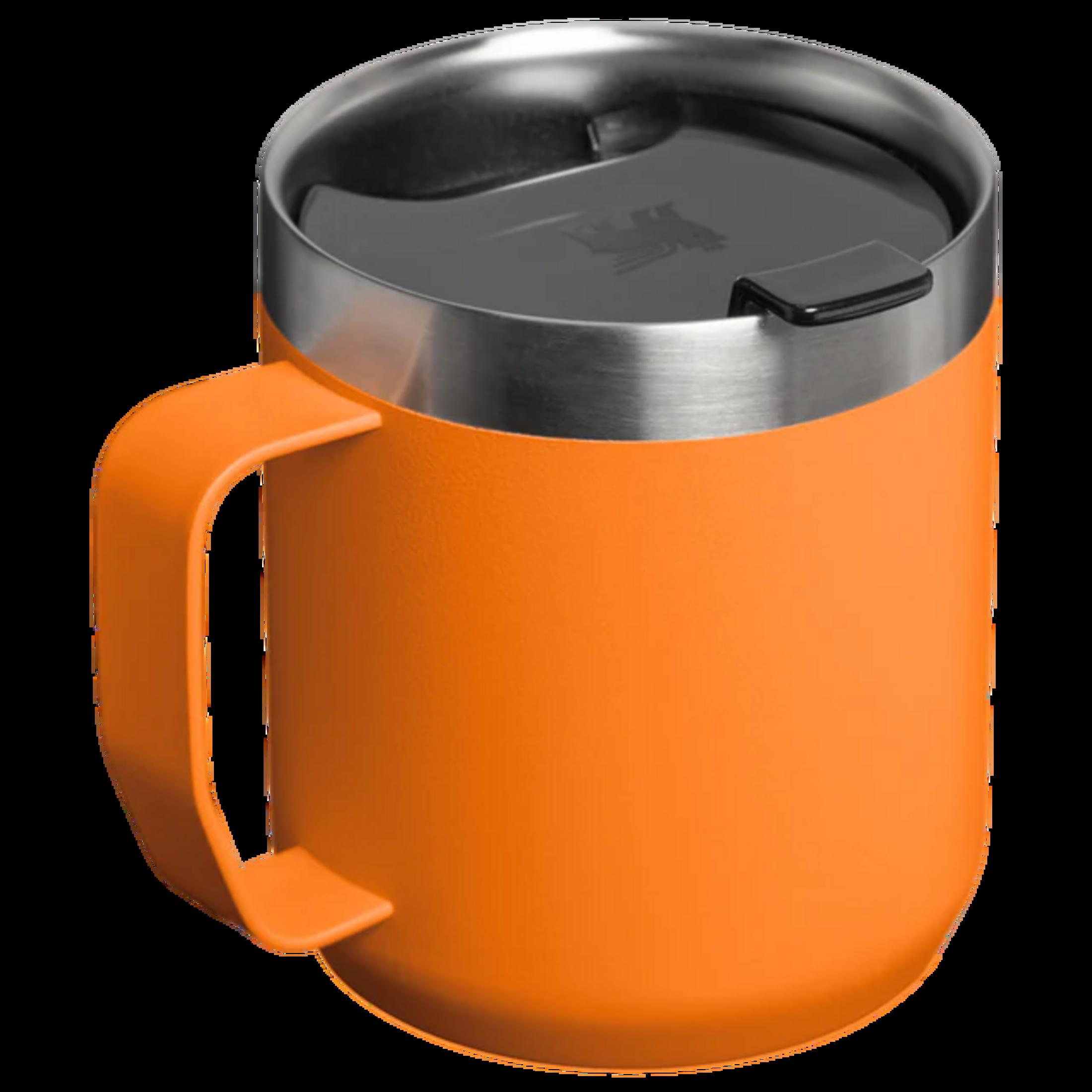 Eine orangefarbene Thermotasse mit silbernem Rand und schwarzem Deckel.