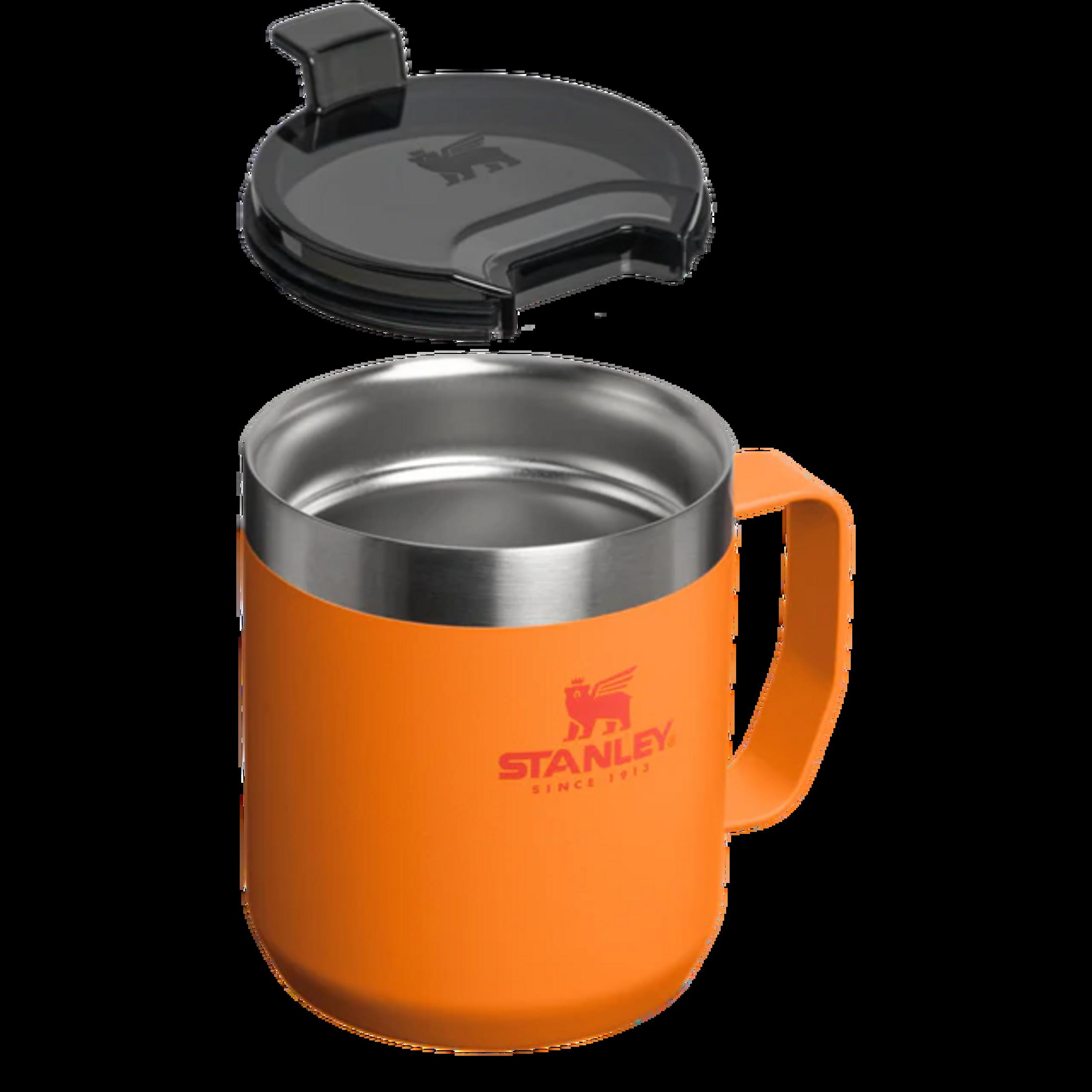 Orangefarbene Thermotasse mit silbernem Rand und schwarzem Deckel.