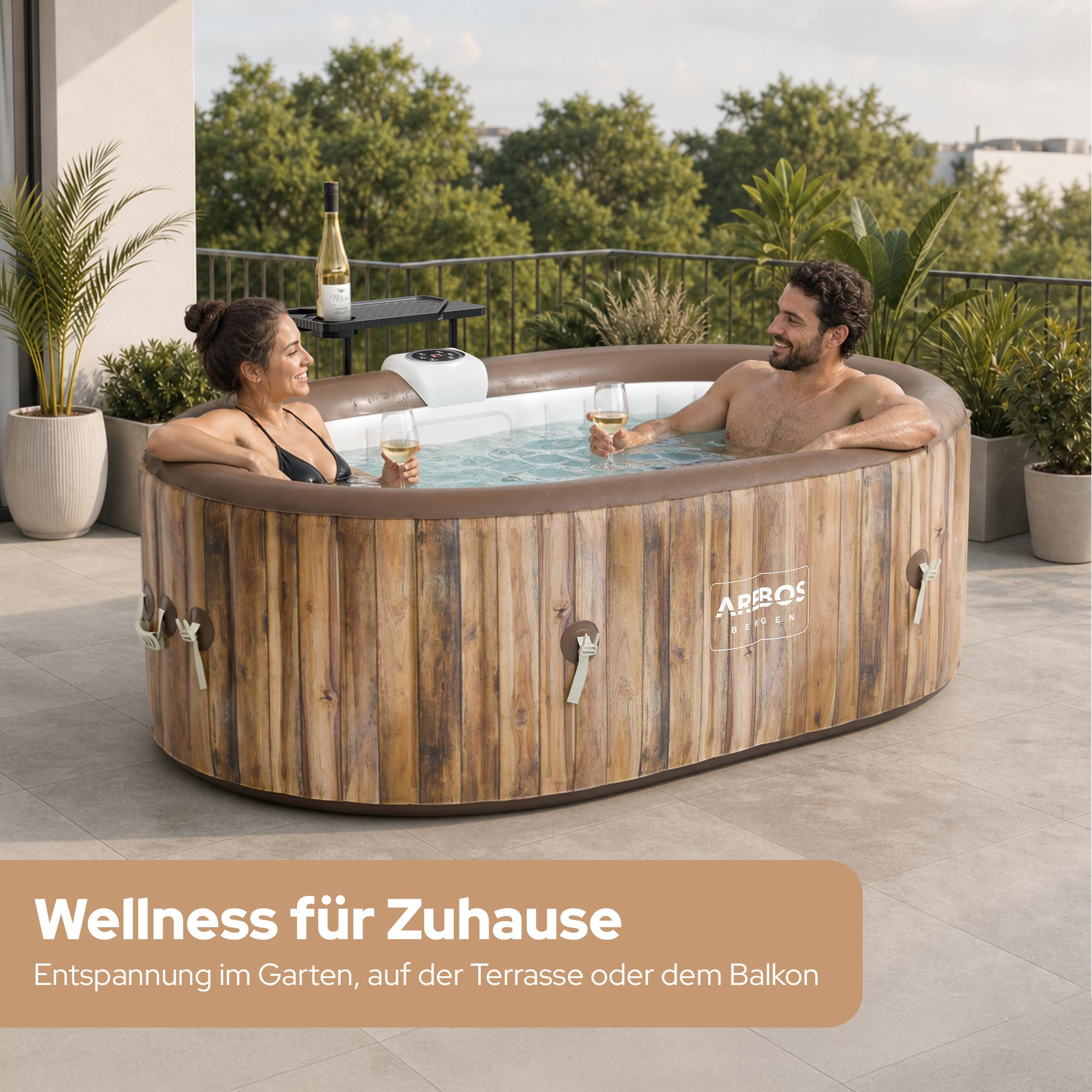 Ein Paar entspannt in einem aufblasbaren Whirlpool auf einer Terrasse mit Bäumen im Hintergrund.