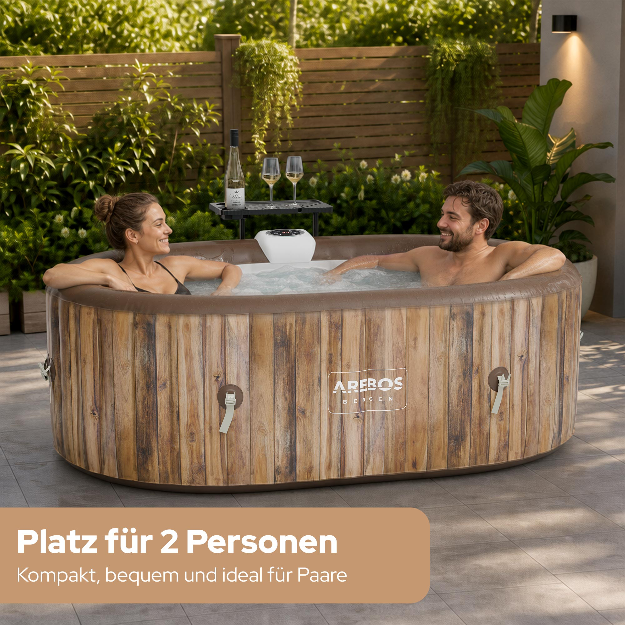 Ein Paar entspannt in einem aufblasbaren Whirlpool mit Holzoptik im Garten.