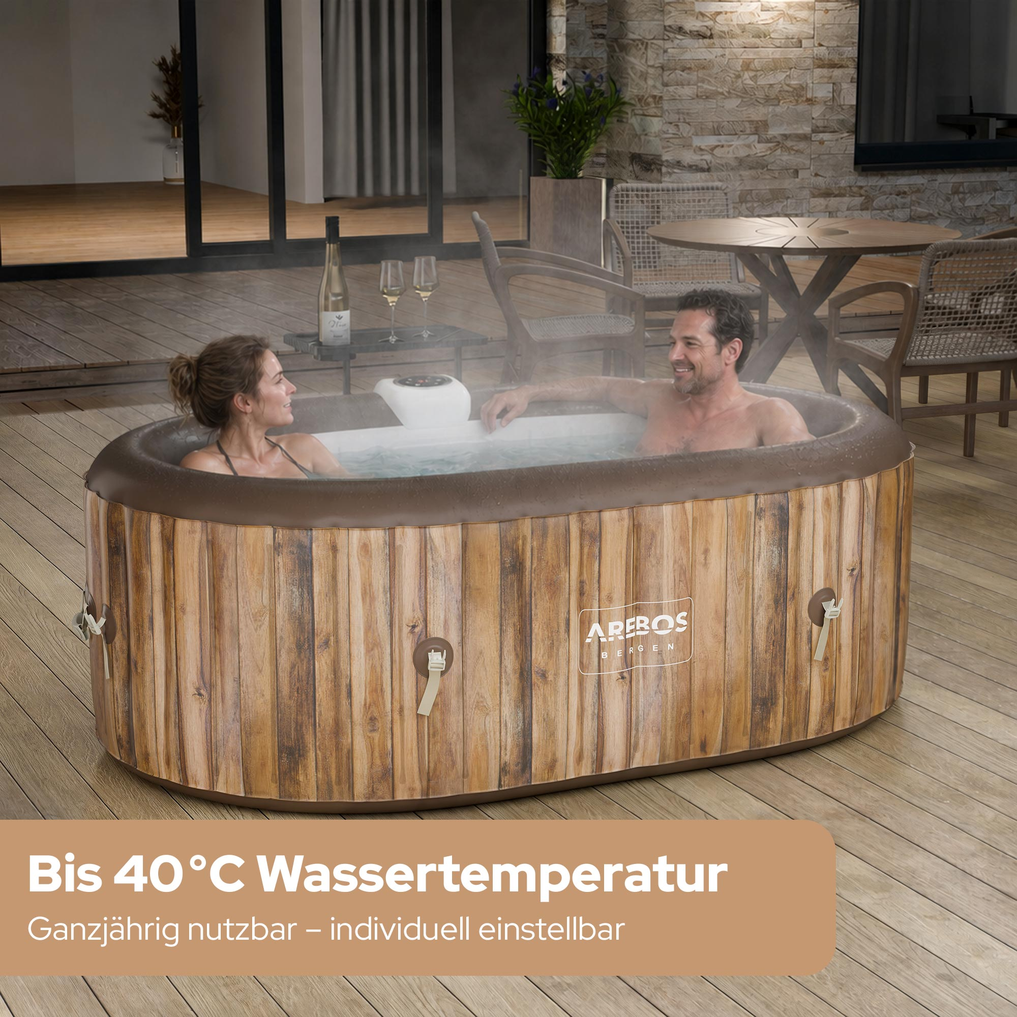 Paar entspannt in aufblasbarem Whirlpool auf Holzdeck, mit Wein und Gläsern.