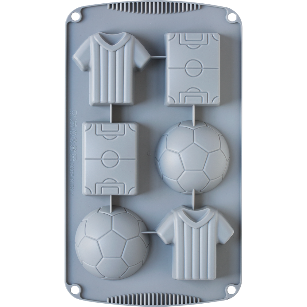 Graue Silikonform mit Fußballmotiven: Trikots, Spielfelder und Bälle.