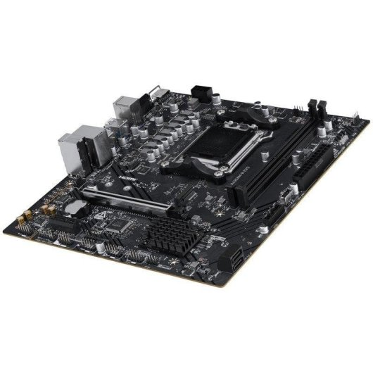 Una scheda madre per computer nera con socket CPU, slot RAM e connettori.