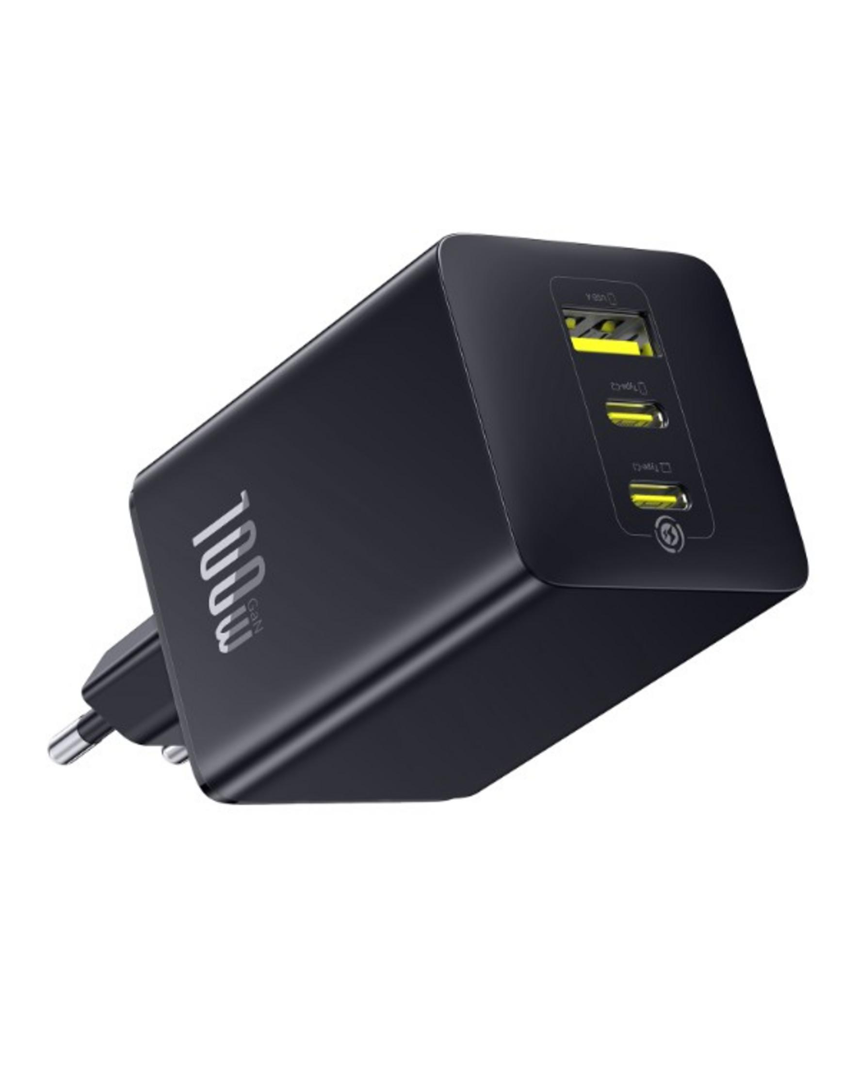 Caricatore GaN nero da 100W con tre porte USB, sfondo bianco.