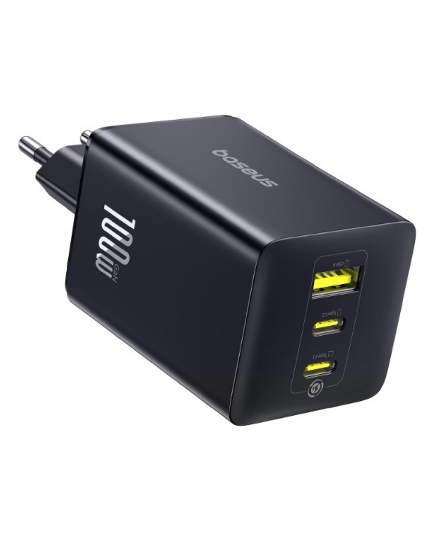 Caricatore nero Baseus da 100W con tre porte su sfondo bianco.