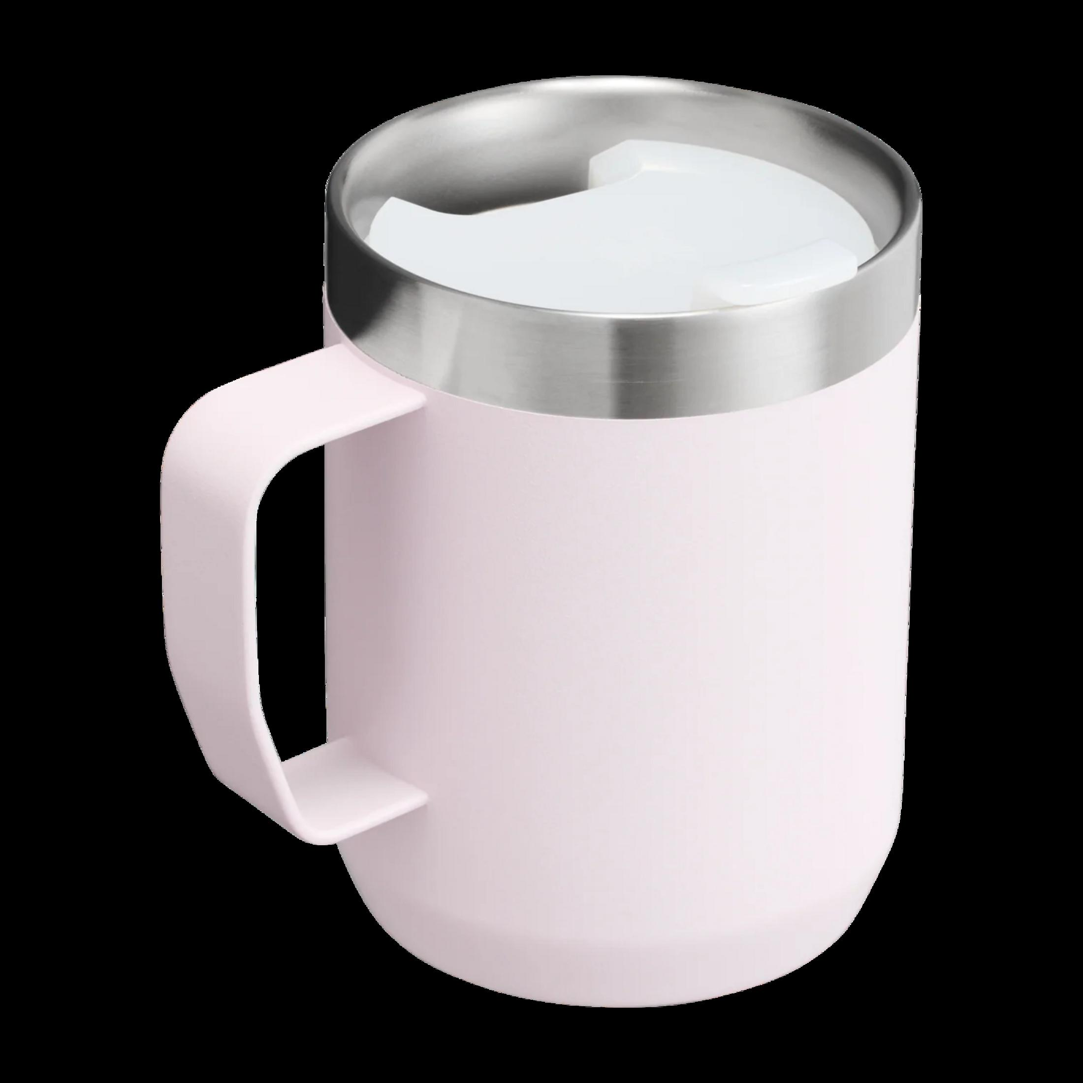 Eine hellrosa Tasse mit silbernem Rand und weißem Deckel.