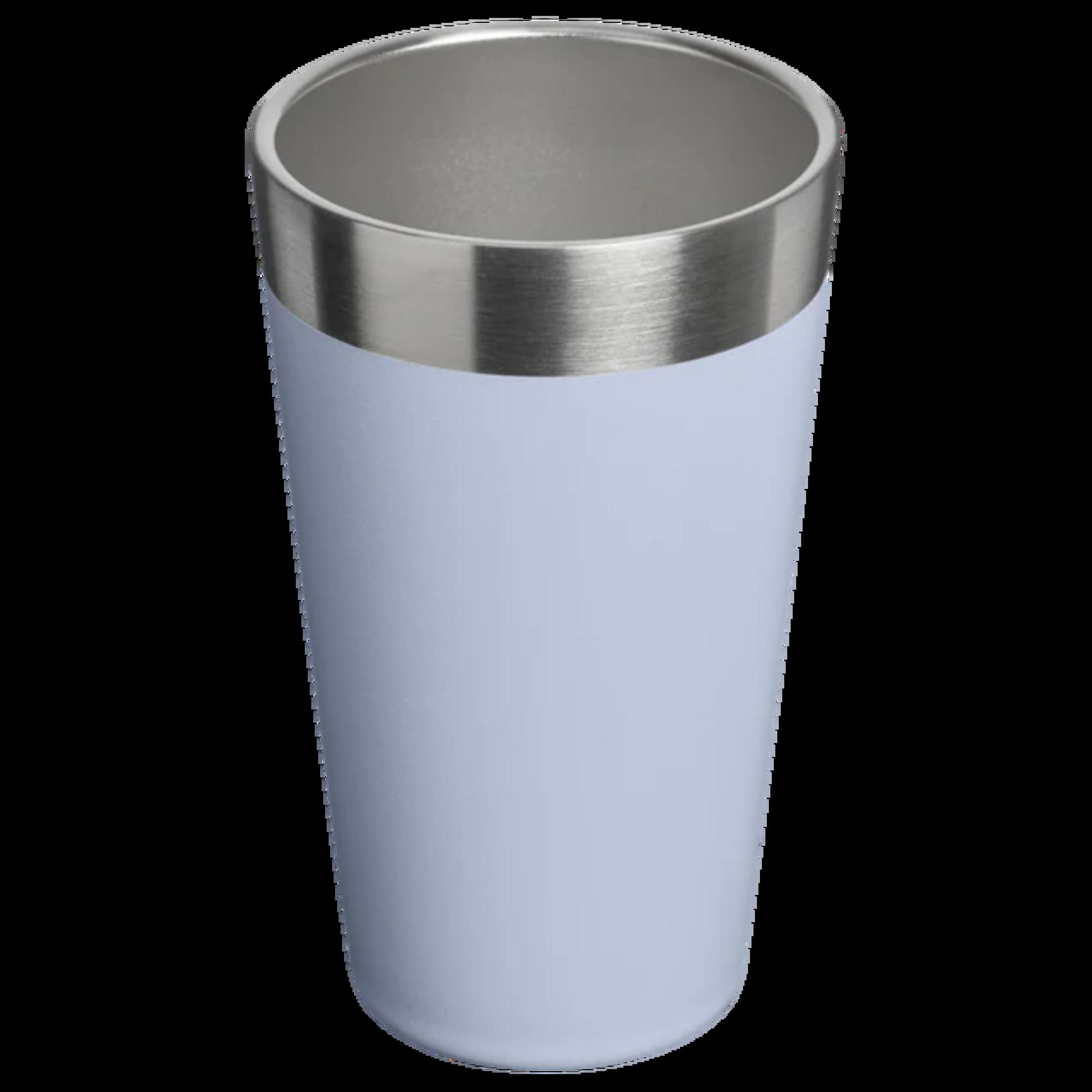 Ein heller blauer Becher mit silbernem Rand und silbernem Inneren.