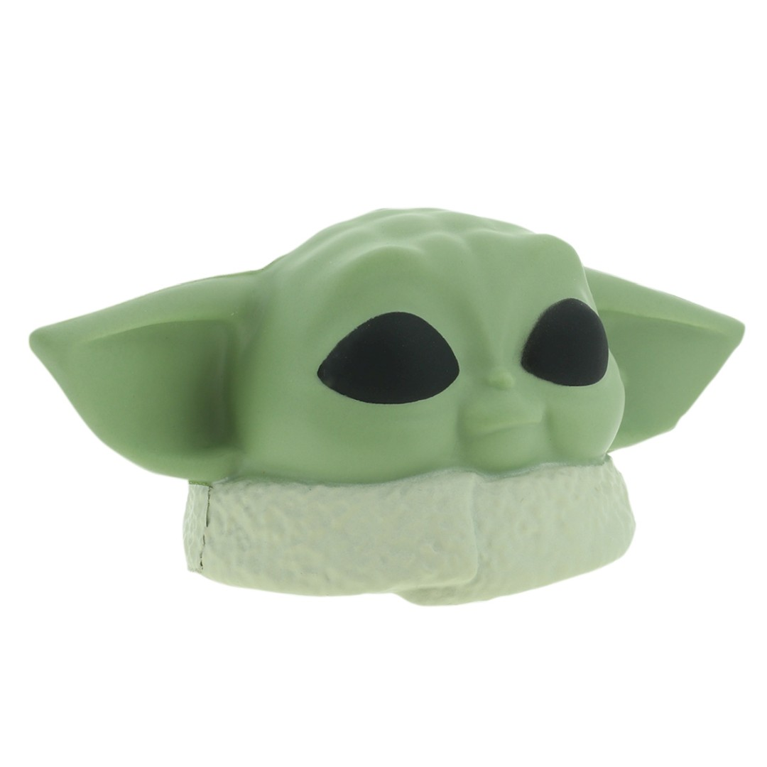 Figurka Baby Yoda, zielona, z dużymi uszami i czarnymi oczami na białym tle.