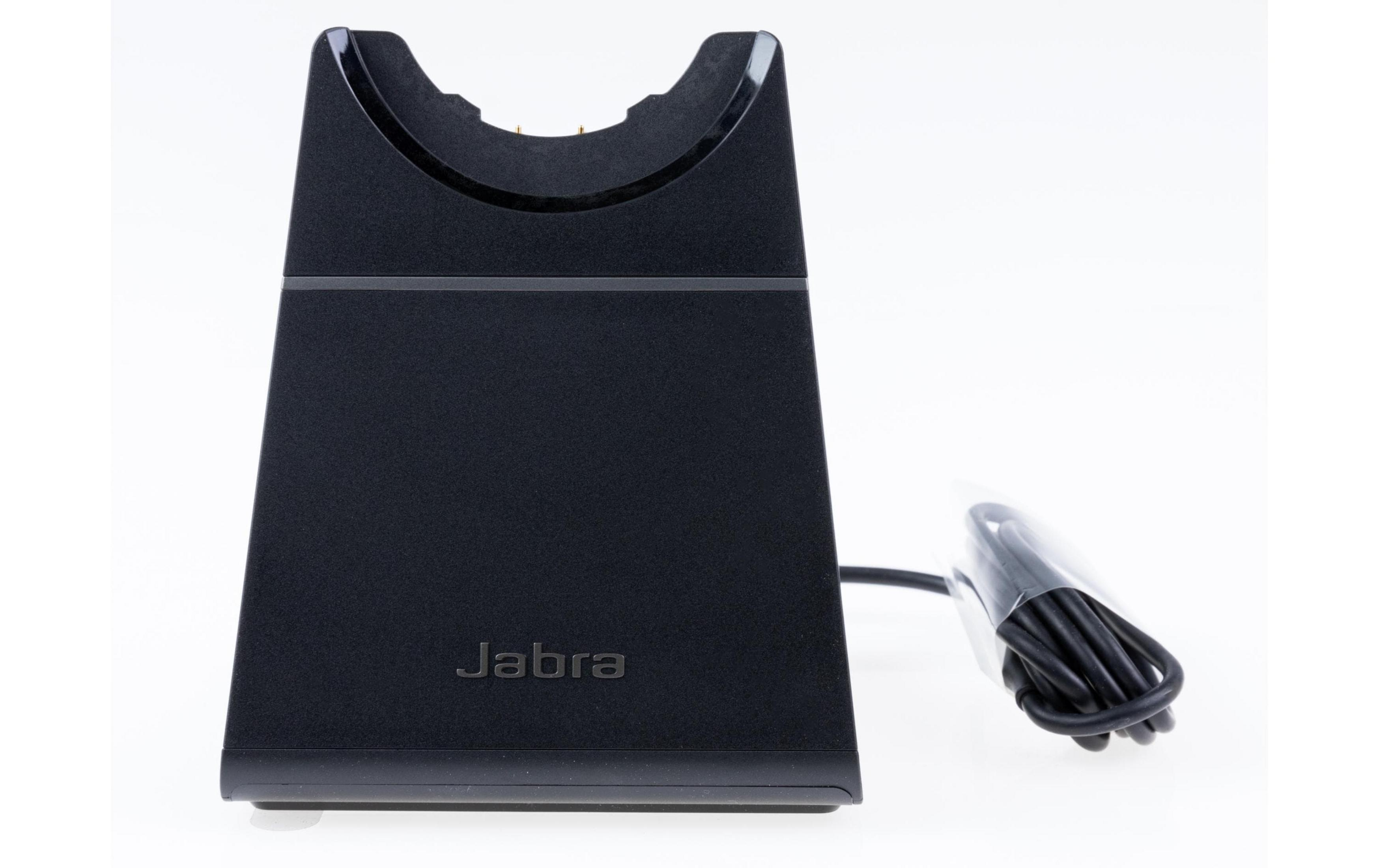 Support de charge Jabra noir avec câble sur fond blanc.