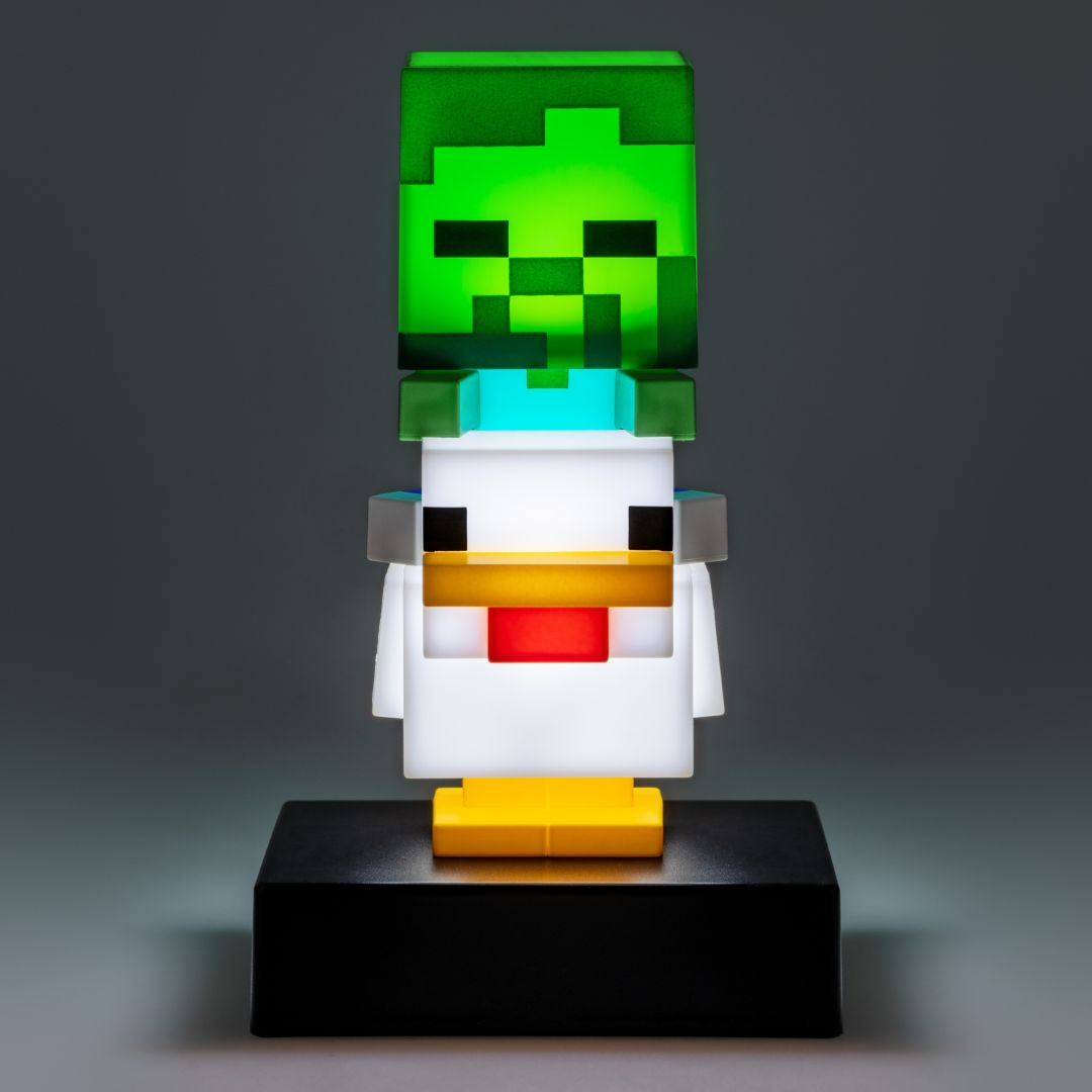Lampa z kurczakiem Minecraft z zieloną głową Creepera na górze, na czarnym stojaku.