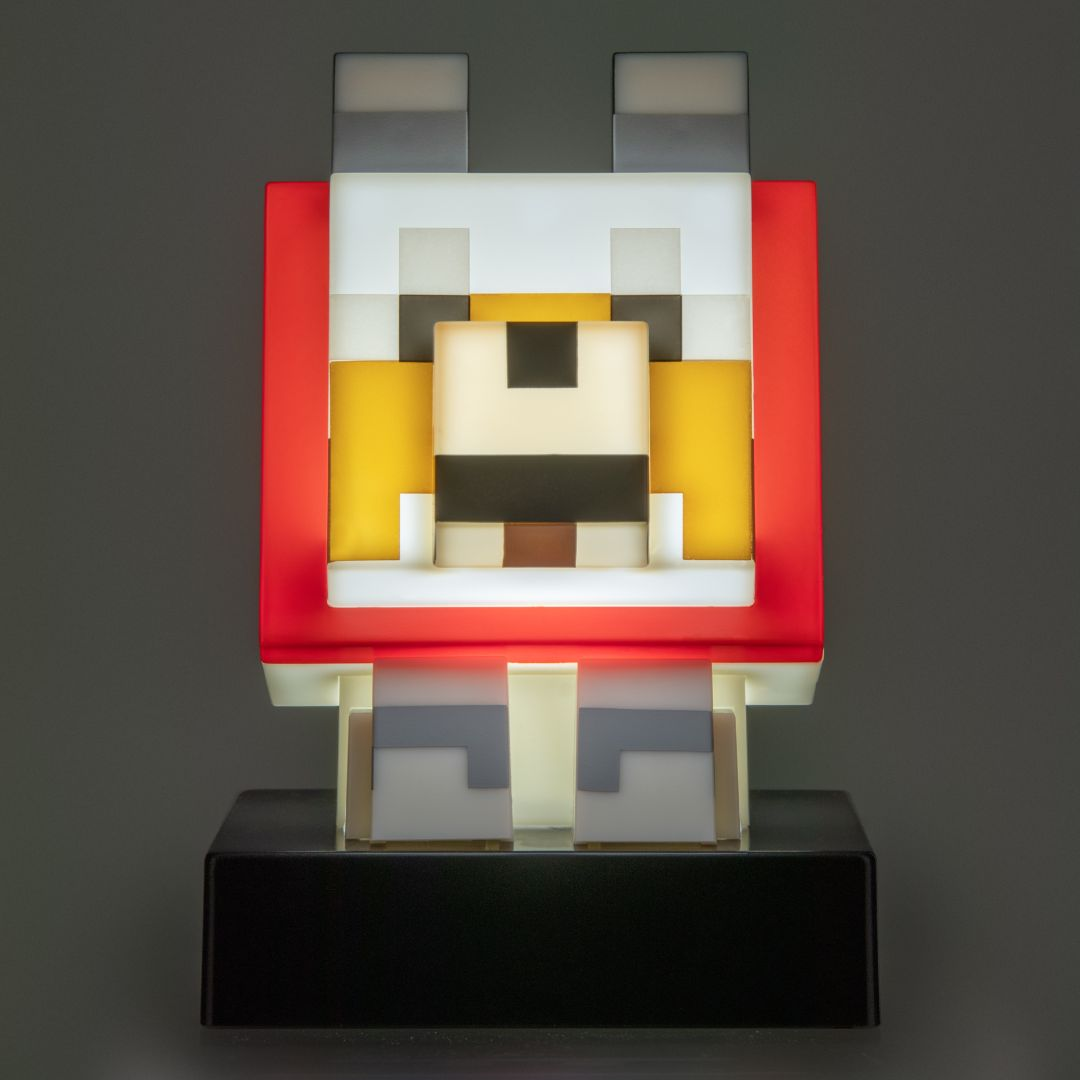 Świecąca lampka postaci z Minecraft z czerwonym kołnierzem i żółtymi akcentami.