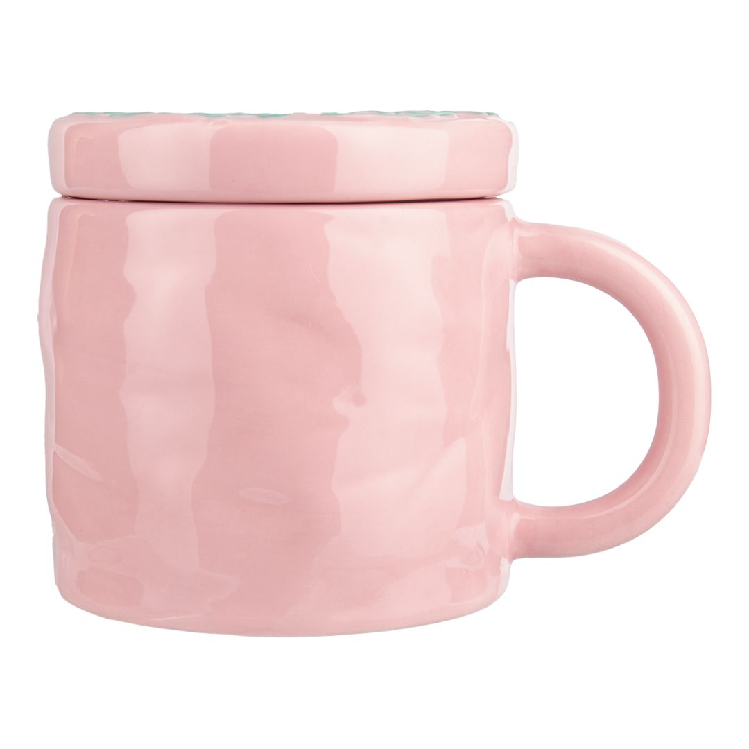 Różowy ceramiczny kubek z pokrywką i uchwytem, na białym tle.