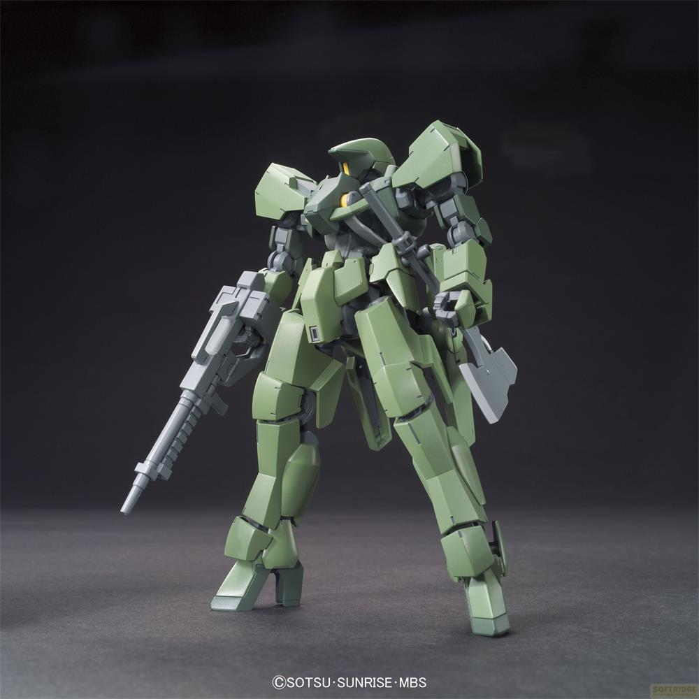 Grüner Mech mit Gewehr und Axt vor dunklem Hintergrund.