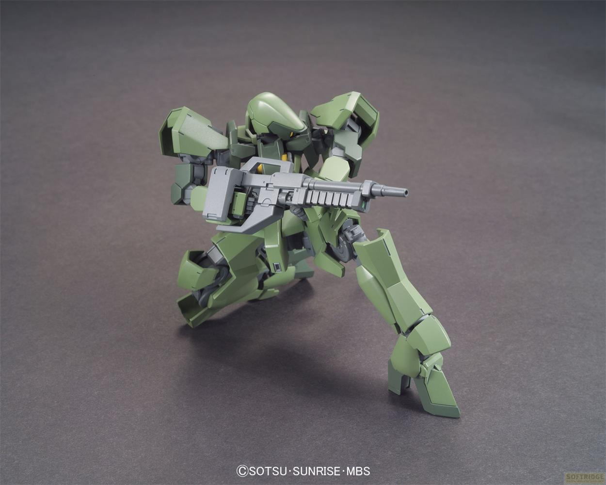 Ein grüner Roboter hält eine graue Waffe, kniend auf dunklem Untergrund.