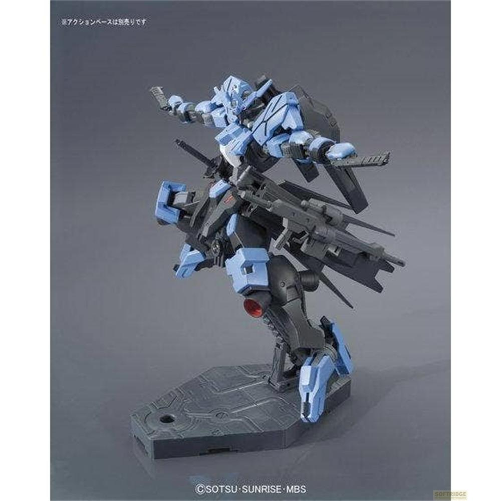 Ein blauer und schwarzer Mech mit Waffe auf einem Ständer.