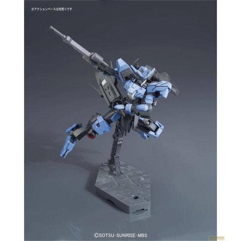 Blau-schwarzes Robotermodell in dynamischer Pose auf grauem Ständer vor dunklem Hintergrund.