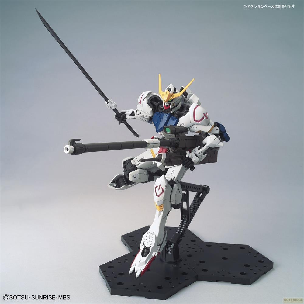 Ein weißer Gundam-Roboter hält ein Schwert und eine Kanone, auf einer schwarzen Basis.