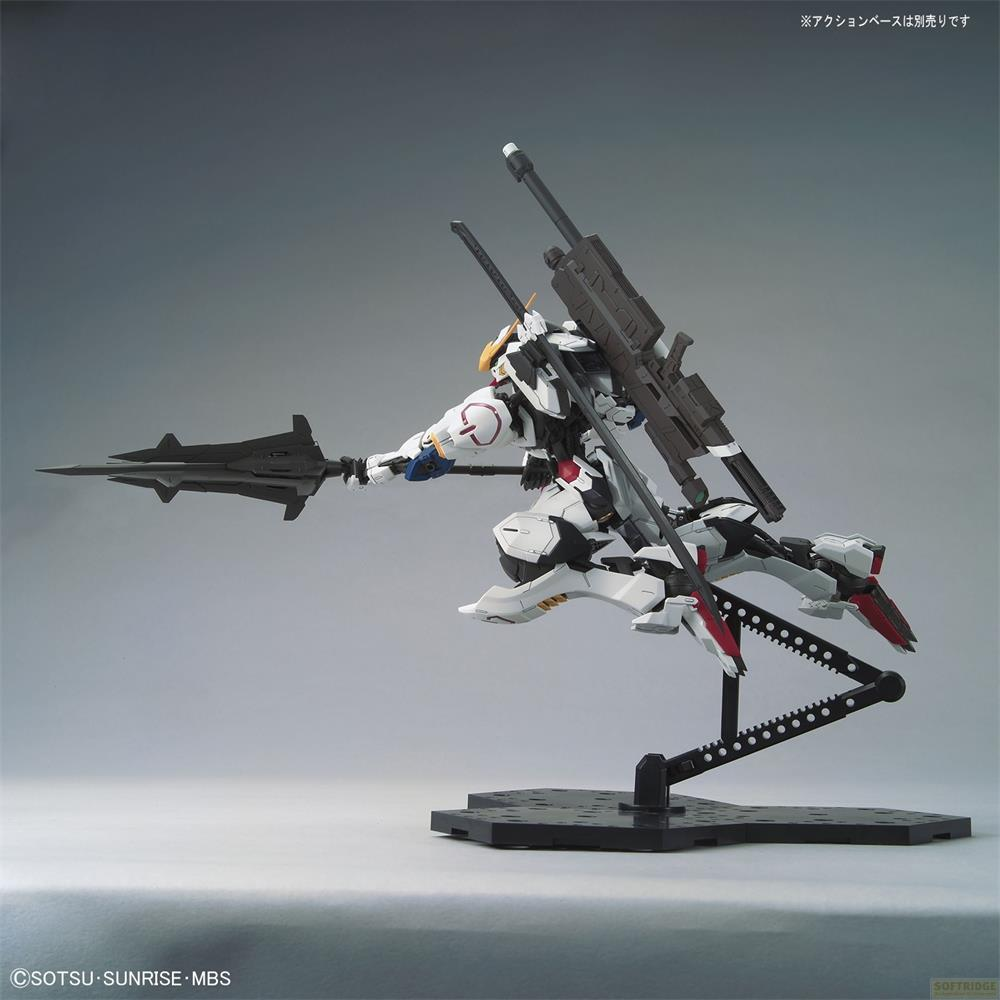 Ein weißer und roter Mech hält eine Speer und hat Waffen auf dem Rücken.