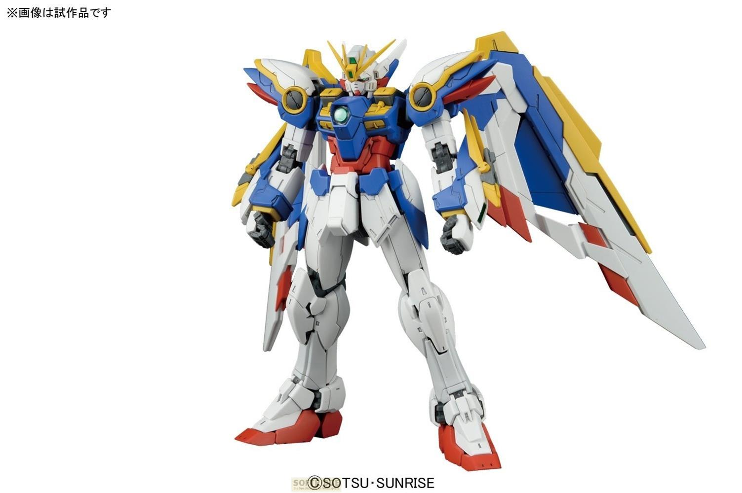 Ein weißes, blaues und rotes Gundam-Modell mit großen Flügeln und gelben Akzenten.