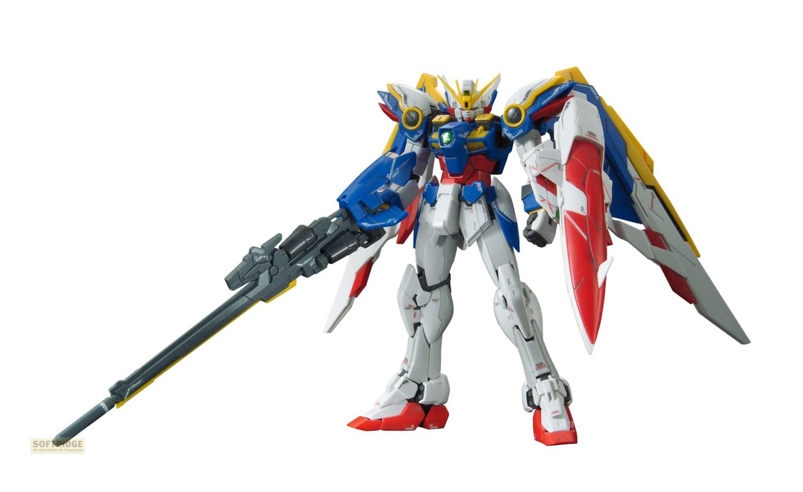 Ein weißer Gundam-Roboter mit blauen, roten und gelben Akzenten hält eine Waffe.