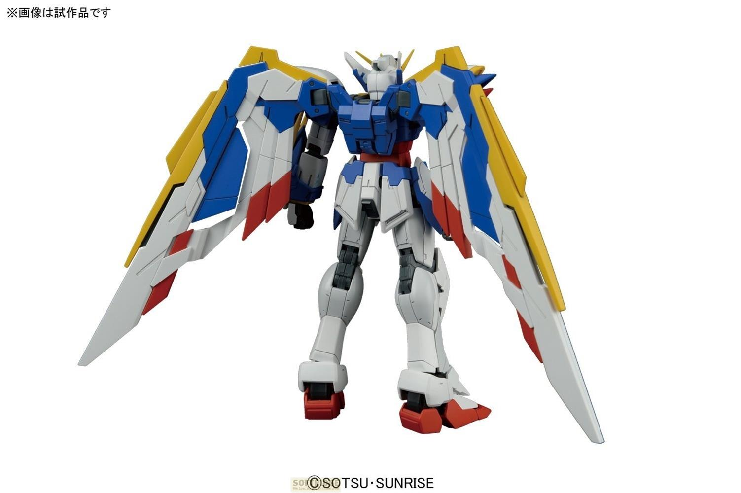 Ein weißer, blauer und roter Mech mit großen Flügeln steht.