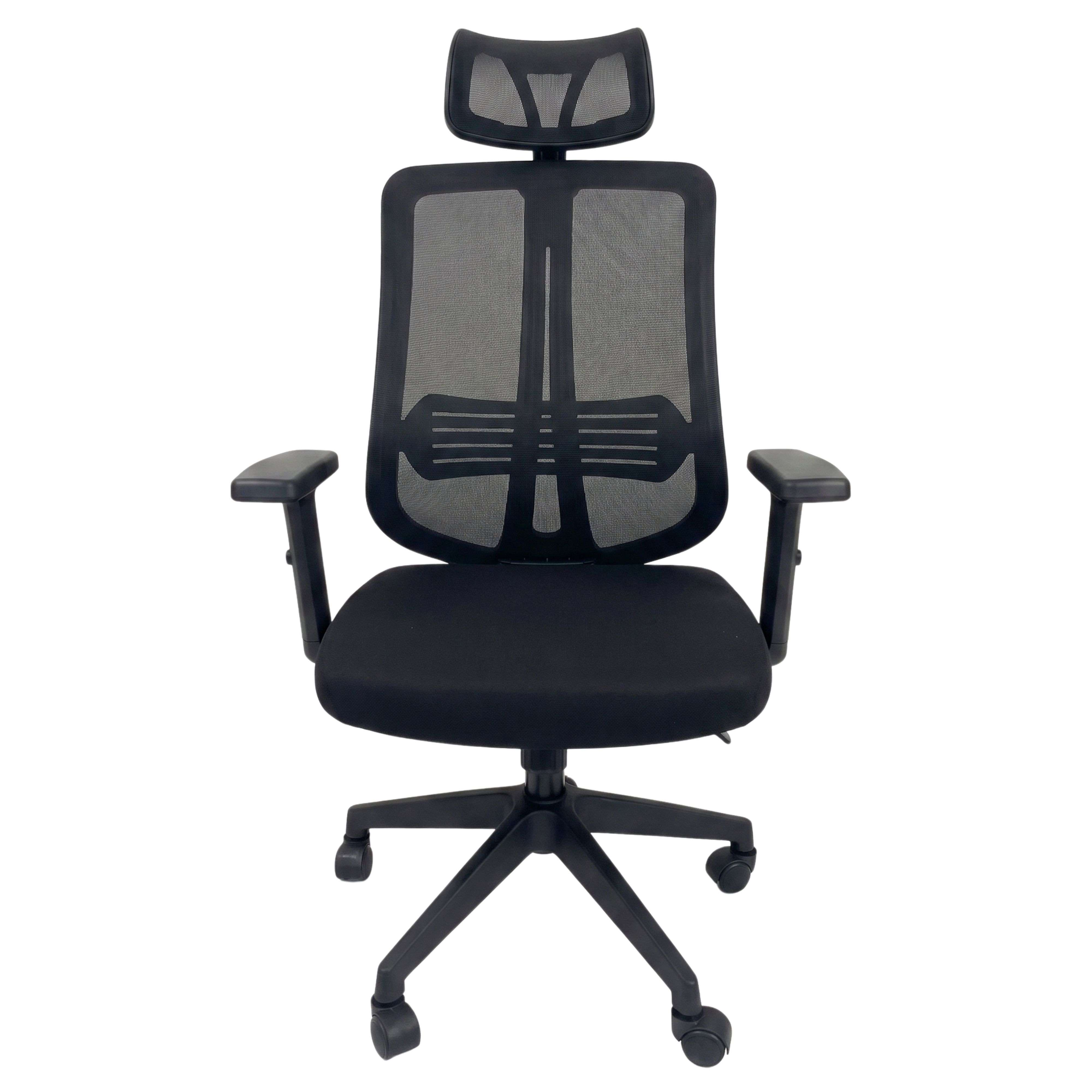 Una silla de oficina negra con respaldo de malla y reposacabezas, sobre ruedas.