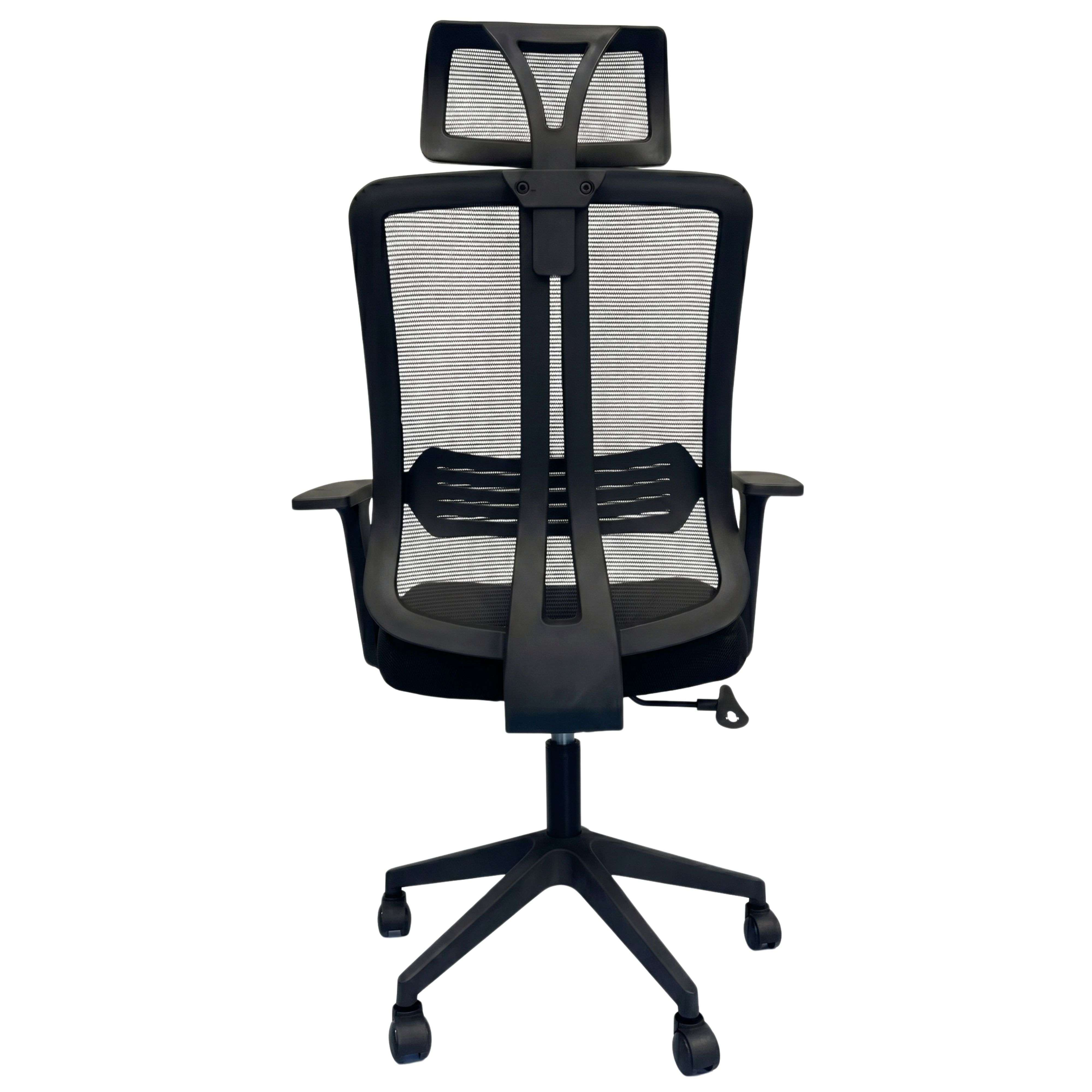 Silla de oficina negra con respaldo de malla y reposacabezas sobre ruedas.