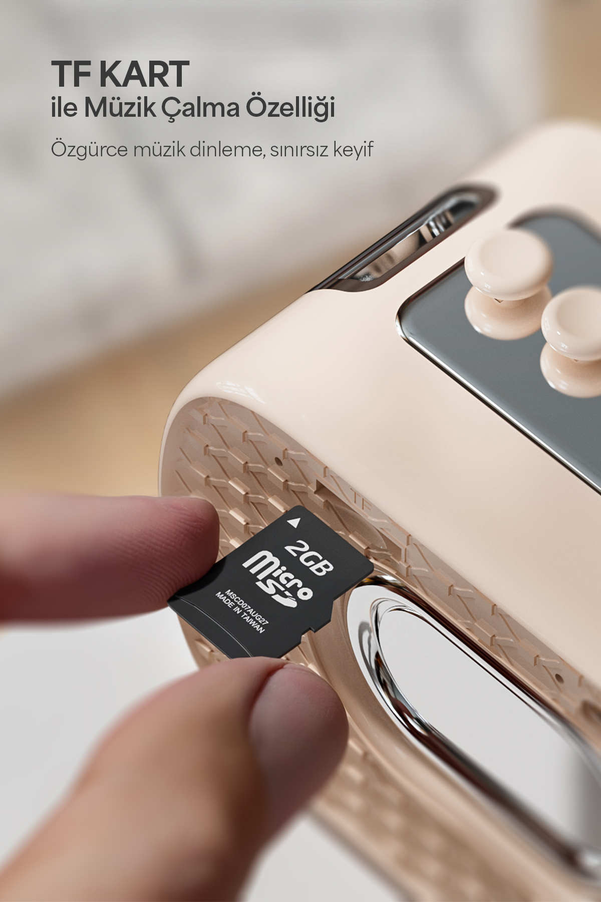 Bir el, krem rengi bir cihaza 2 GB'lık Micro SD kart takıyor.