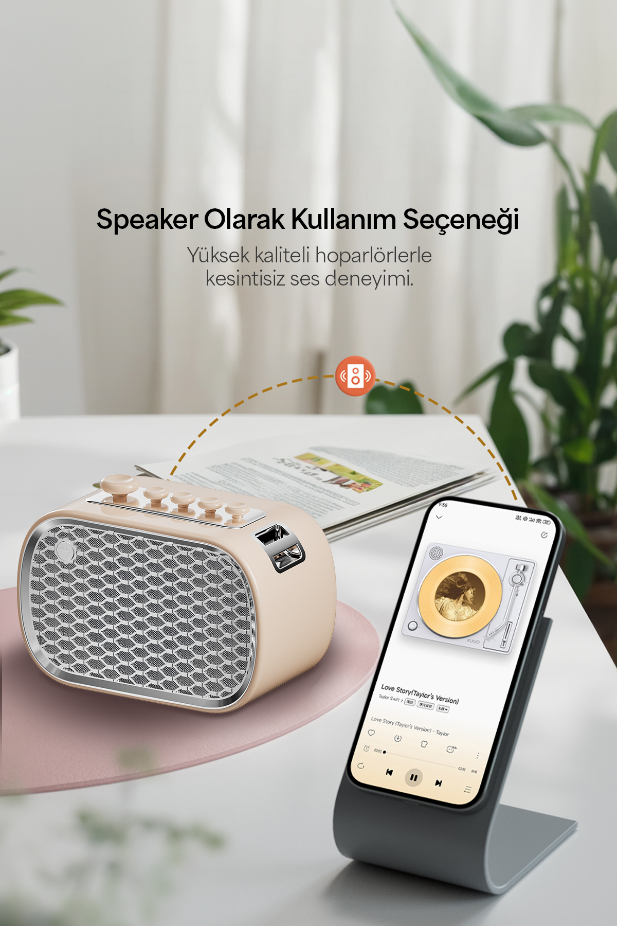Bej rengi hoparlör ve müzik çalan bir akıllı telefon masanın üzerinde.