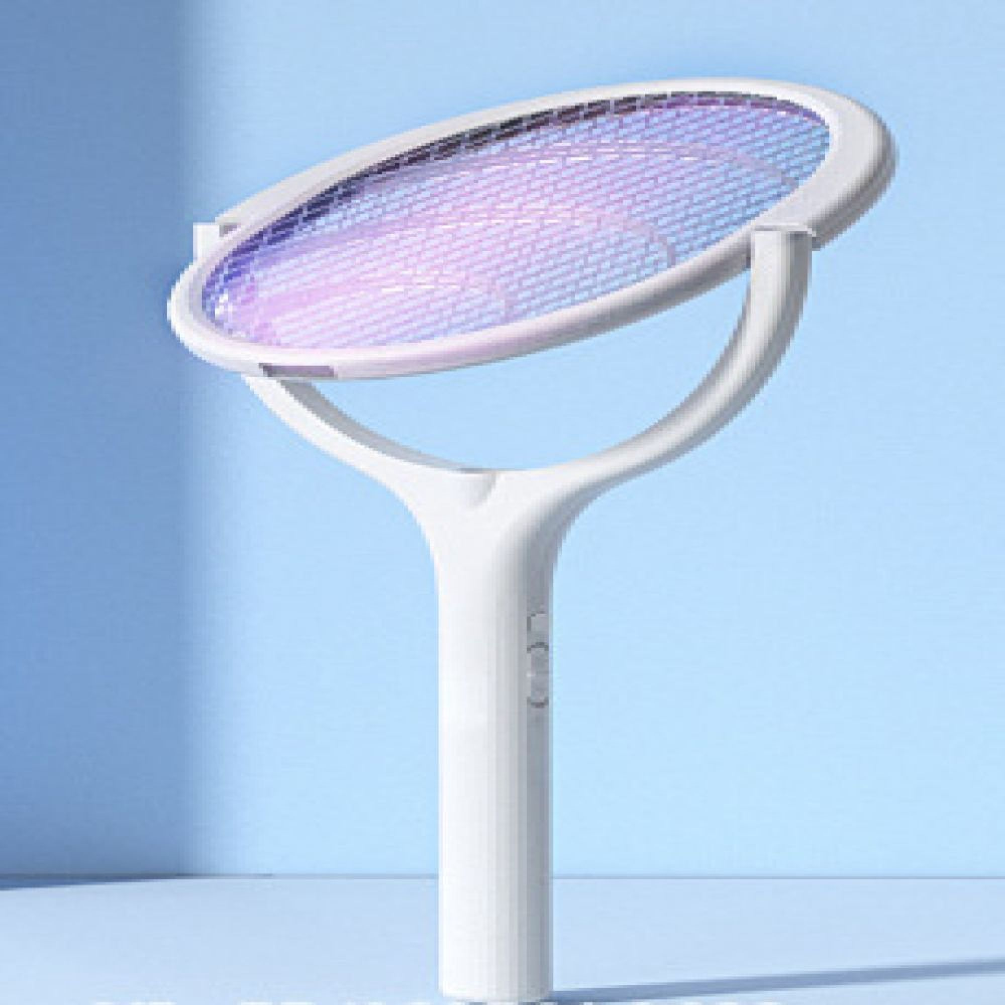 Ein weißer elektrischer Fliegenklatsche mit Netz und blauem Licht vor hellblauem Hintergrund.