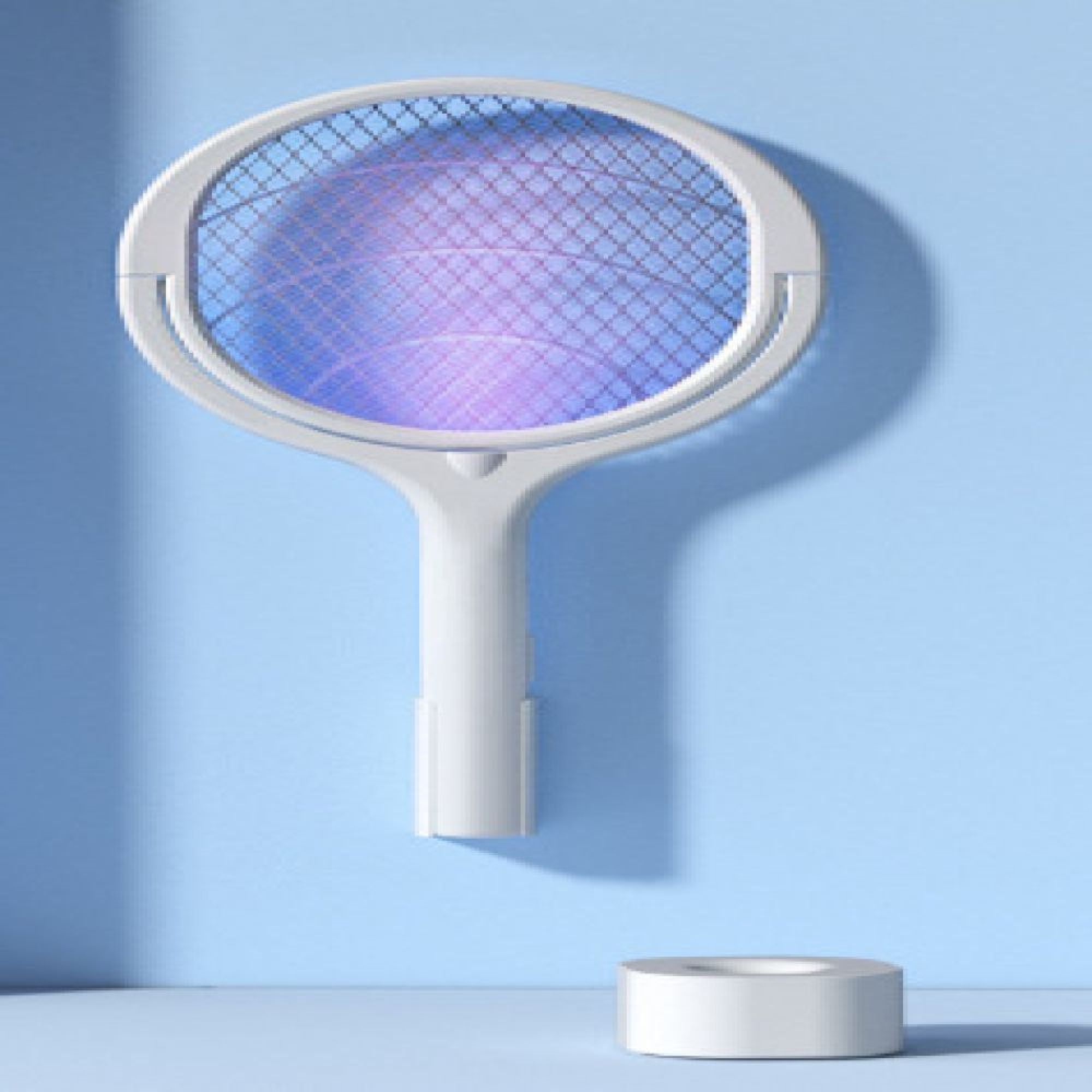 Ein weißer elektrischer Fliegenfänger mit blauem Licht auf blauem Hintergrund.