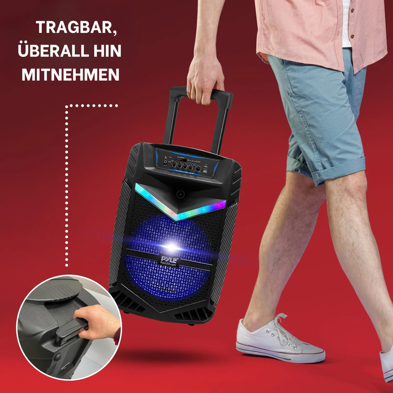 Ein Mann trägt einen tragbaren Lautsprecher mit Rollen und Lichtern.