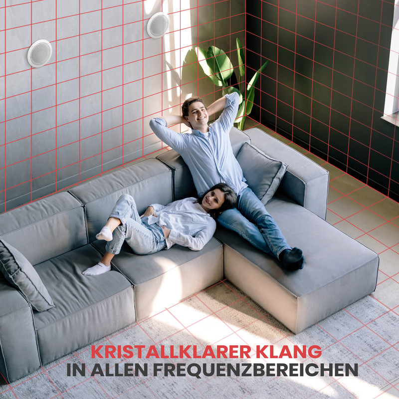 Ein Paar entspannt auf einem Sofa, umgeben von roten Linien und Deckenlautsprechern.