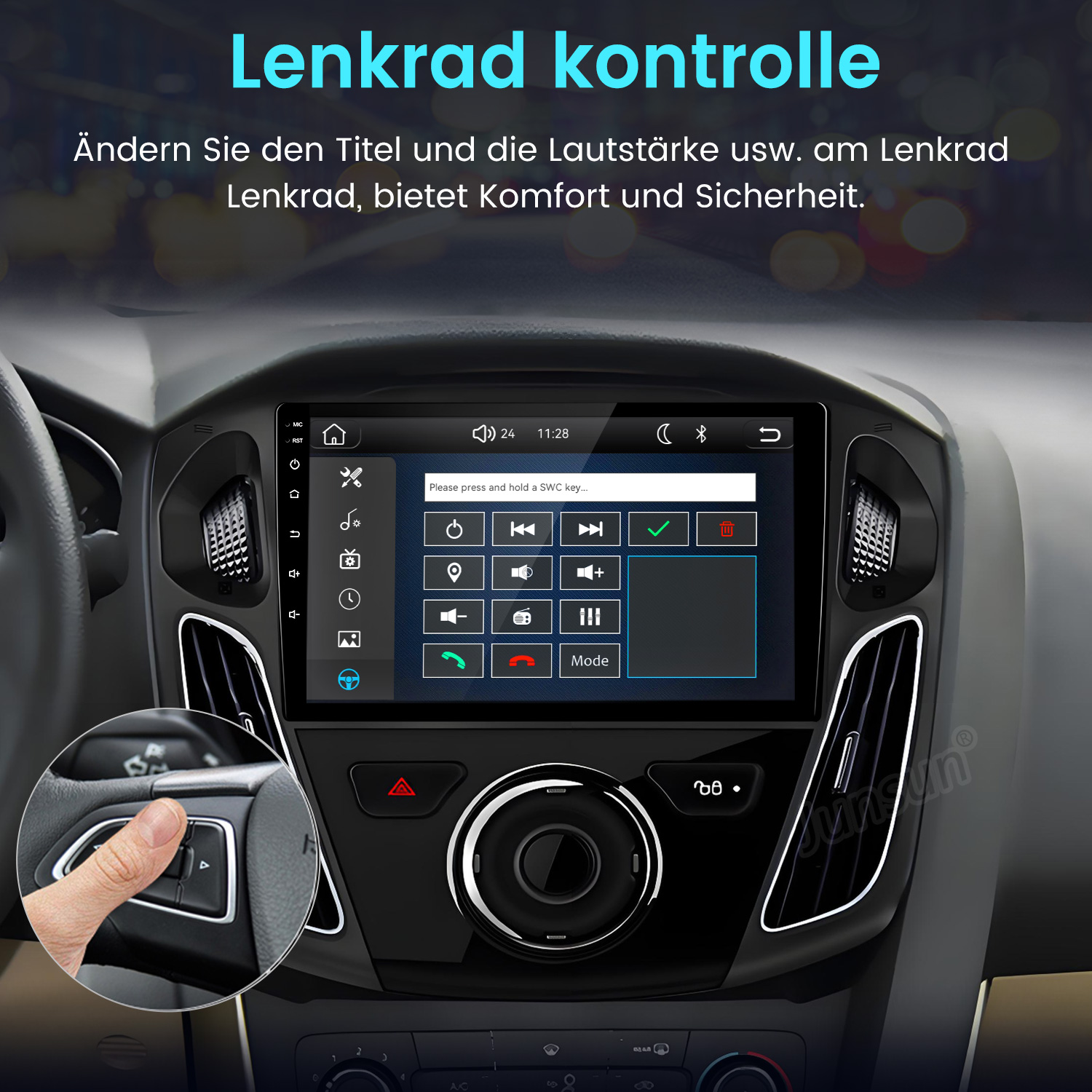Ein Finger drückt auf eine Taste am Lenkrad eines Autos. Das Infotainment-System wird angezeigt.